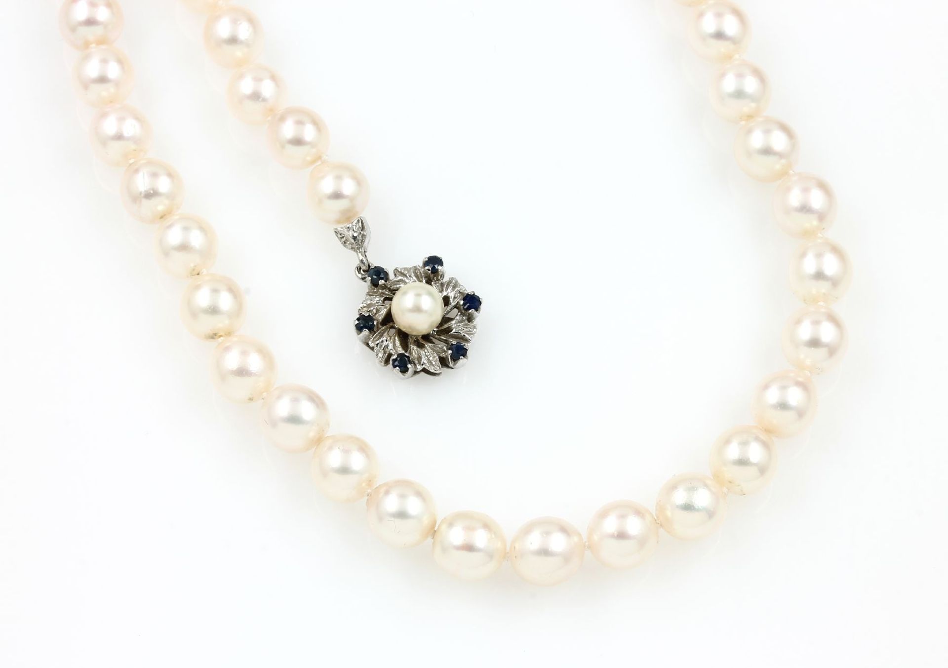 Necklace with Mikimoto cultured pearls , creamcoloured Mikimoto cultured pearls of finequality,