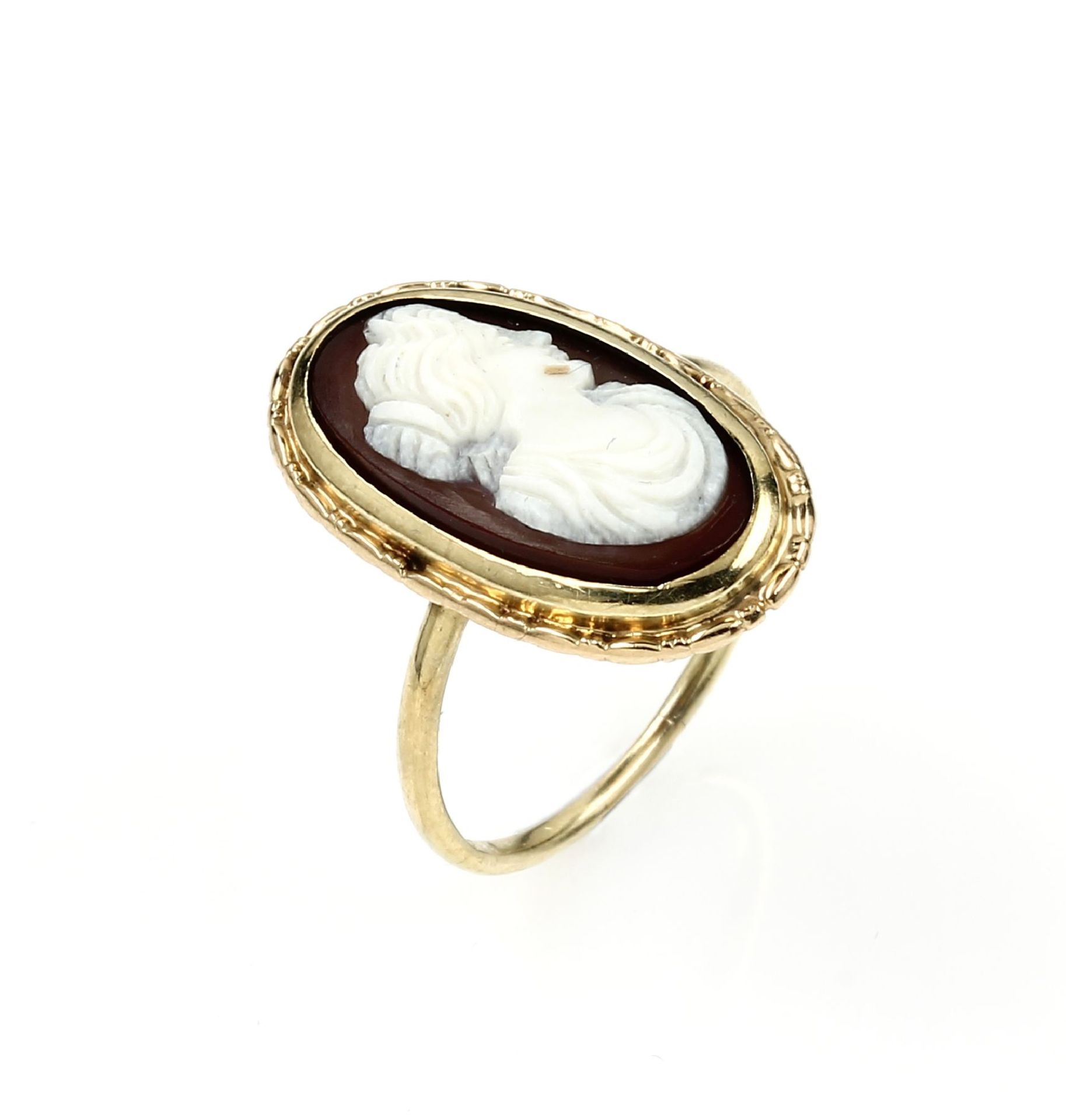 14 kt gold ring with layer stone cameo , approx. 1900s, YG 585/000, oval layer stone cameo with