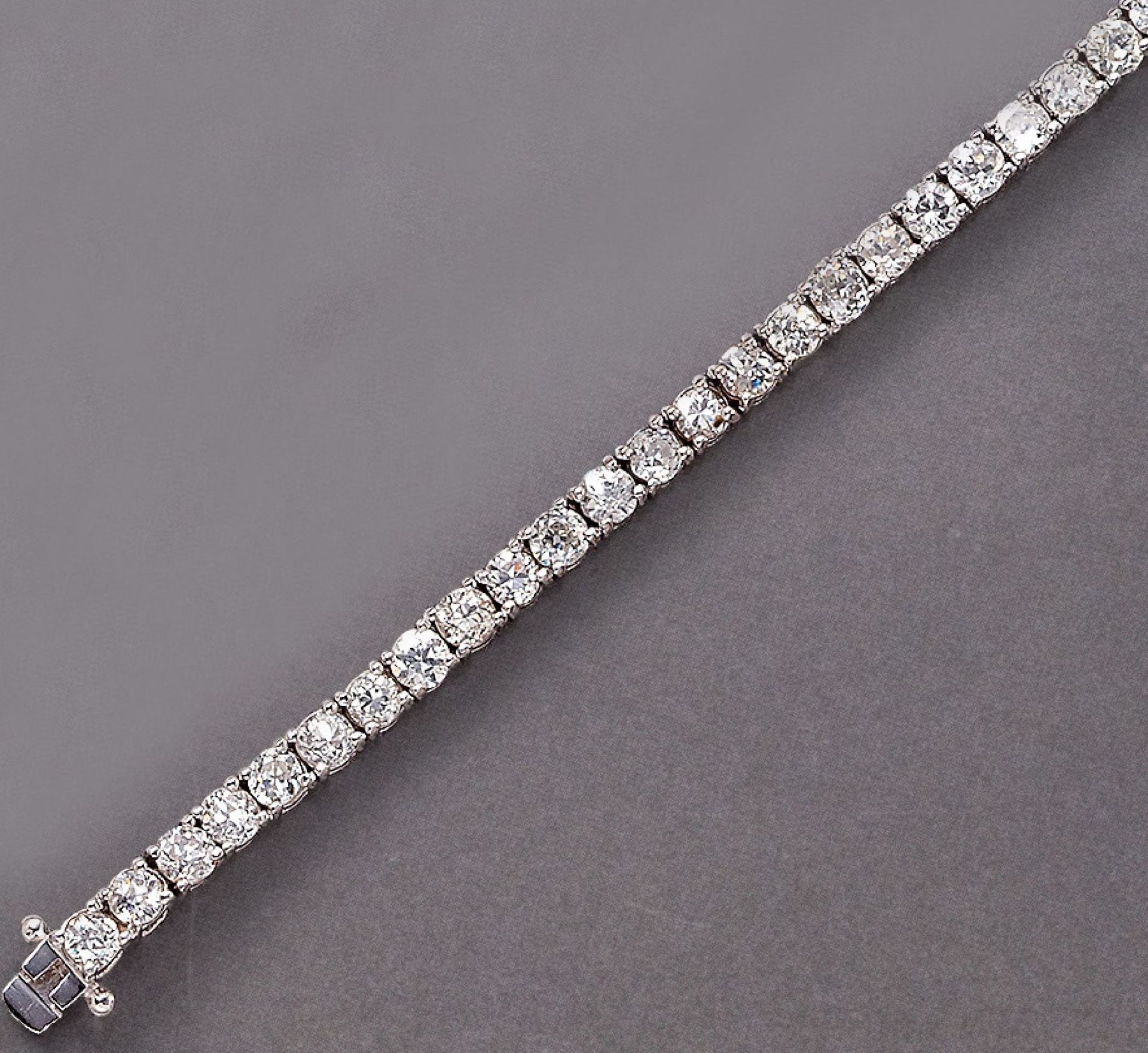 14 kt gold rivierebracelet with diamonds , WG 585/000, old cut diamonds total approx. 8.50 ct