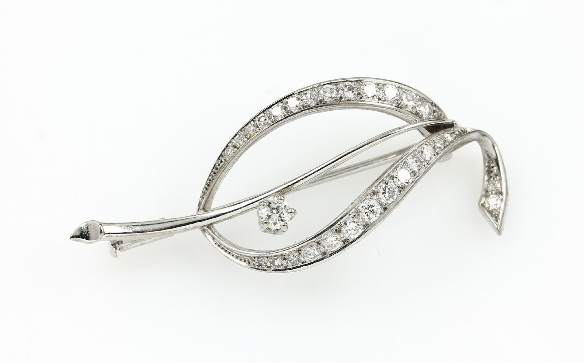18 kt gold brooch with brilliants , WG 750/000, abstract leaf shape, brilliants totalapprox. 1.20 ct