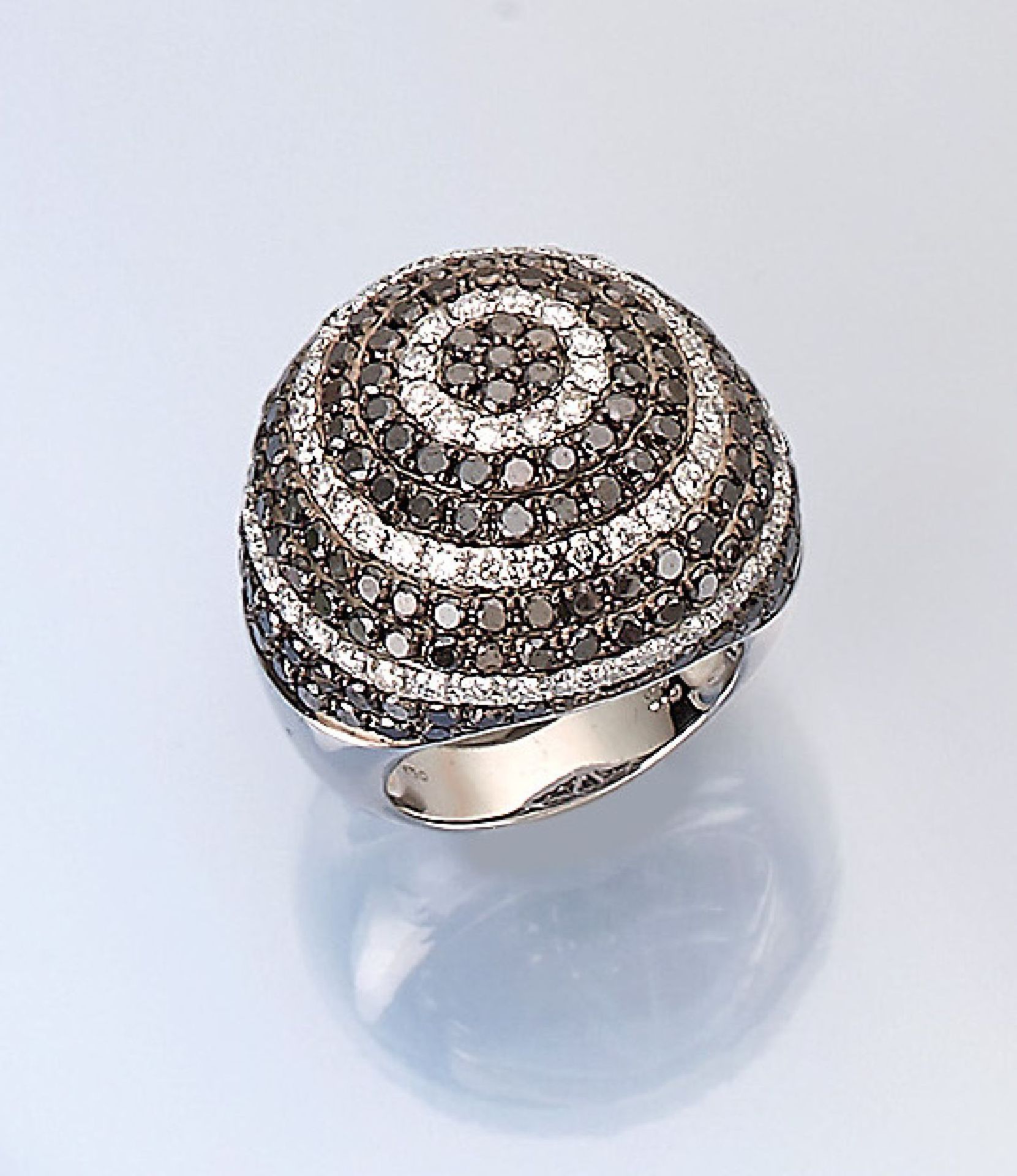 18 kt gold ring with diamonds , WG 750/000, sphere shaped ring head, diamonds total approx. 7.38