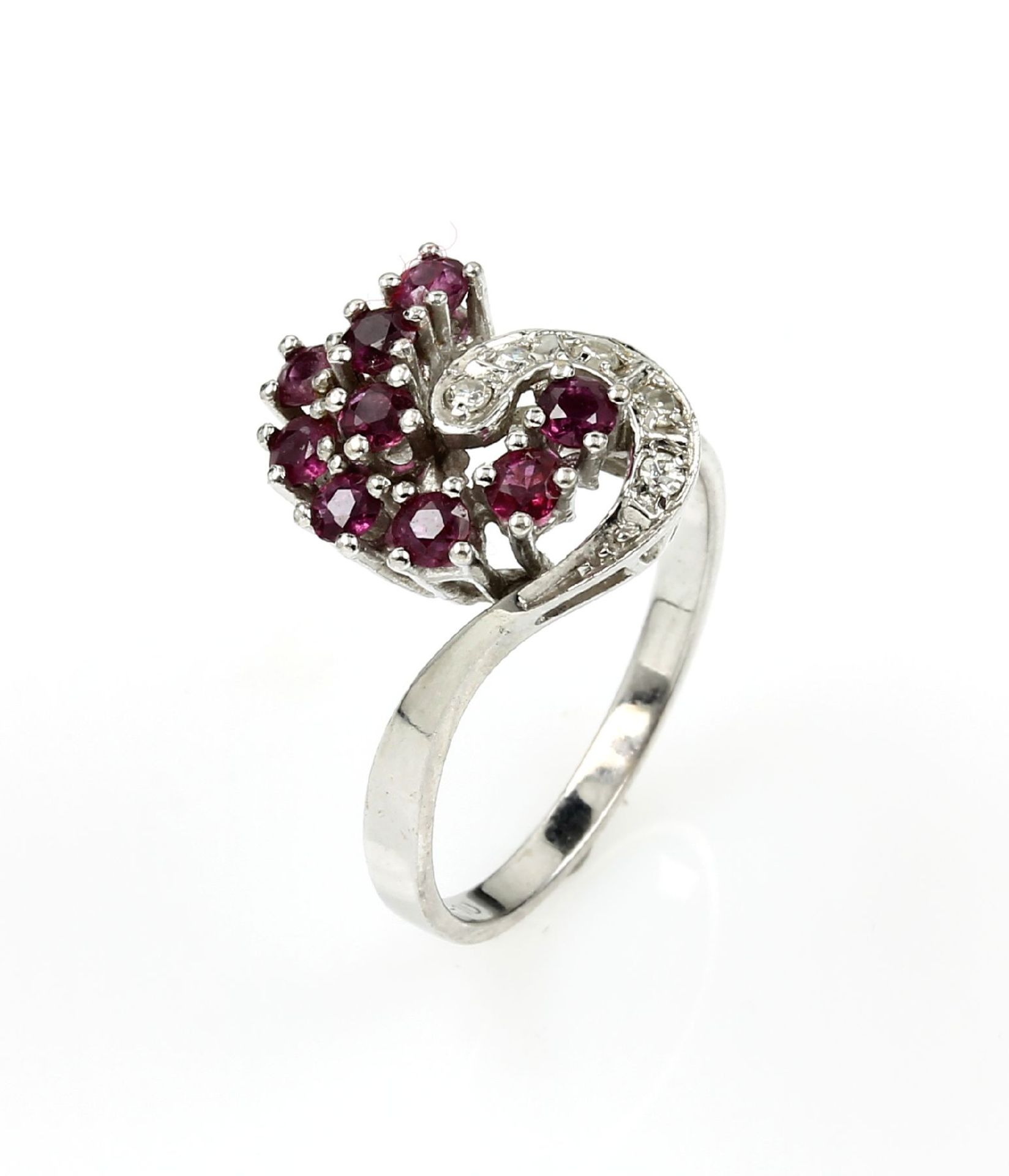 14 kt gold ring with diamonds and rubies , WG 585/000, 9 round bevelled rubies total approx. 0.40