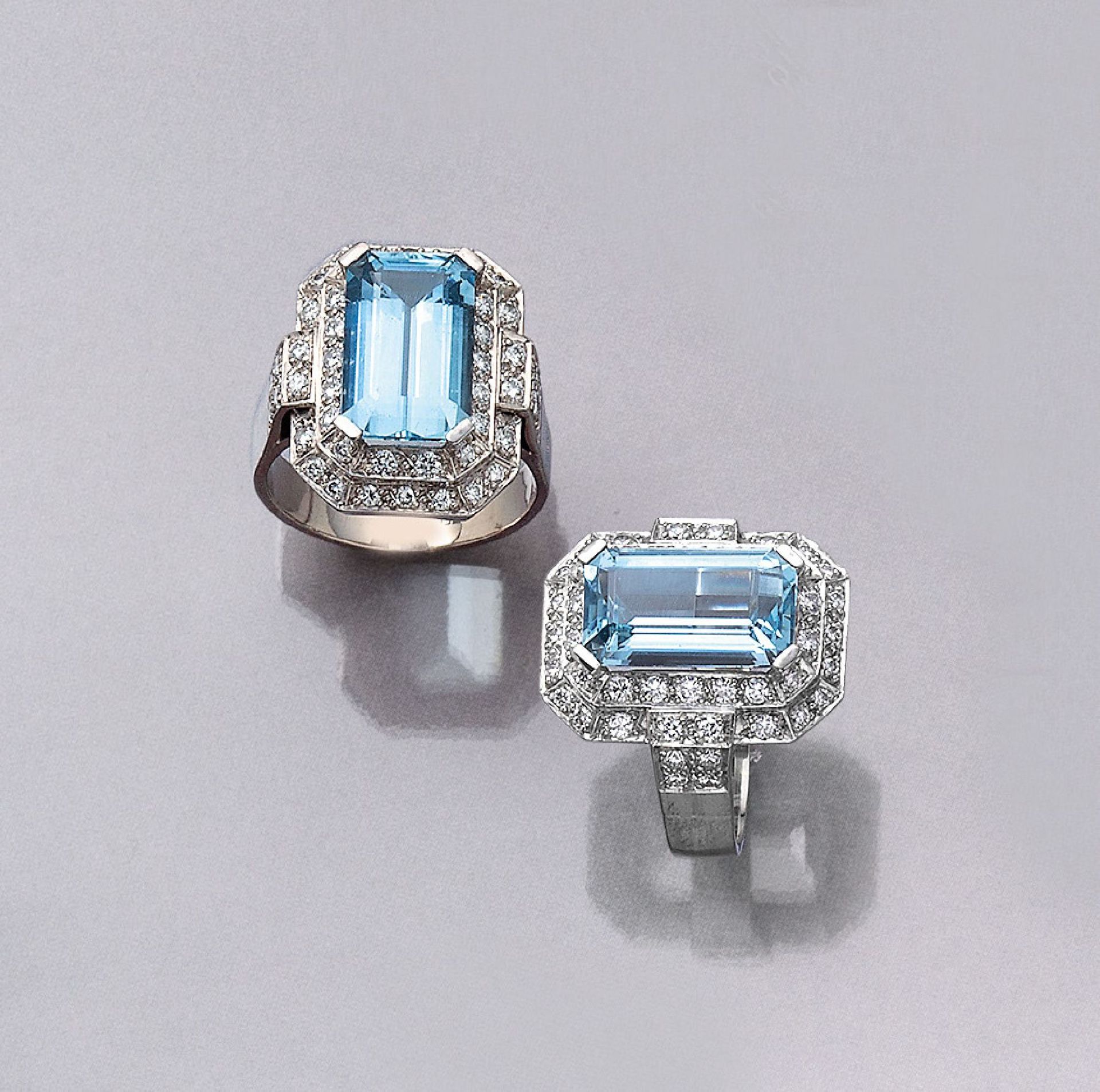 18 kt gold ring with aquamarine and diamonds , WG 750/000, bevelled aquamarine in trap cut approx.