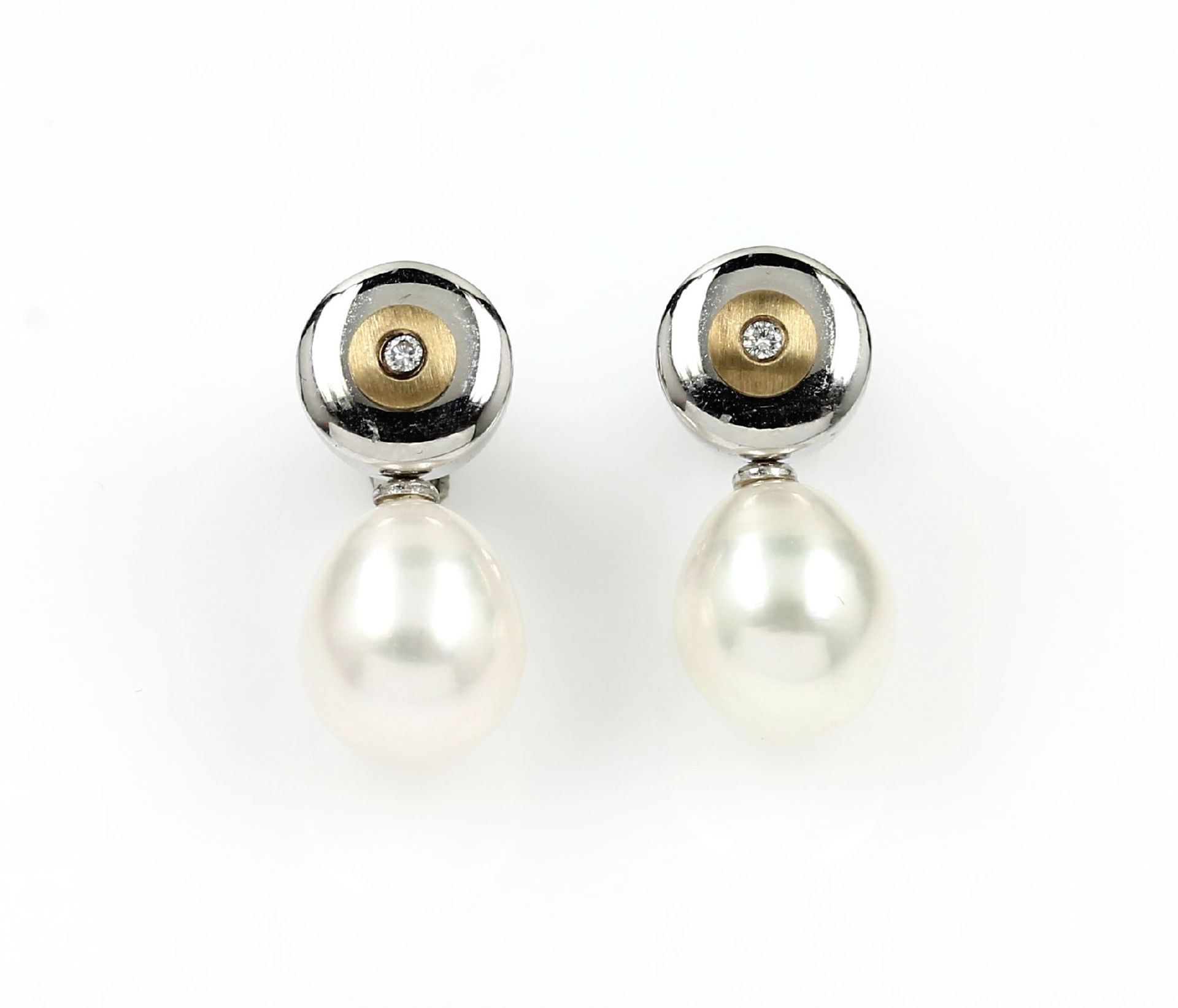 Pair of 14 kt gold earrings with brilliants and cultured fresh water pearls , YG/WG 585/000,