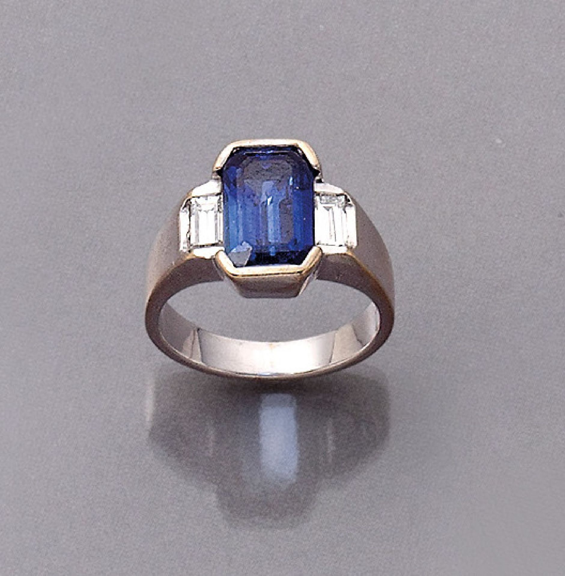 18 kt gold ring with sapphire and diamonds ,WG 750/000, central rectangular bevelled sapphire