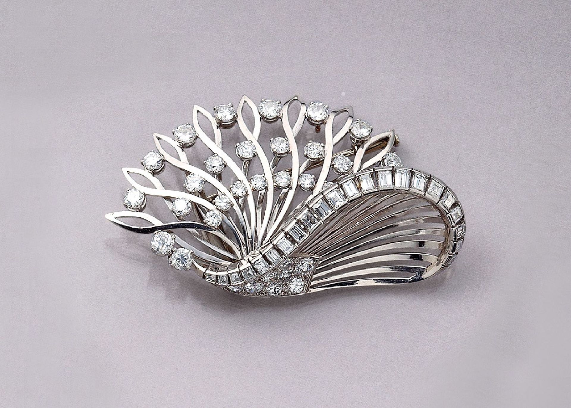 18 kt gold MAUBOUSSIN brooch with diamonds ,WG750/000, brilliants and diamond baguettes total