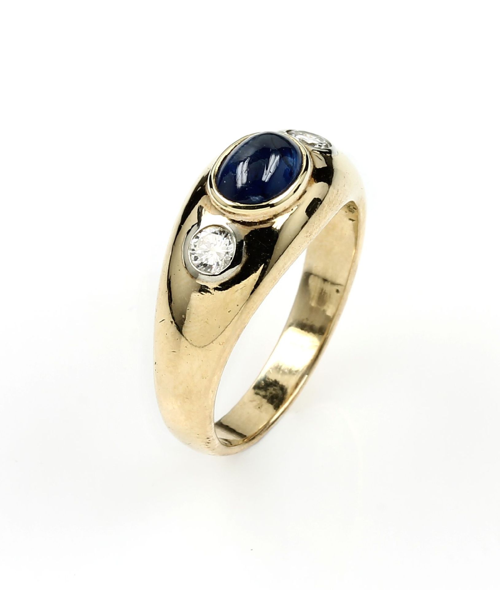 14 kt gold bandring with sapphire and brilliants , YG 585/000, centered oval sapphirecabochon
