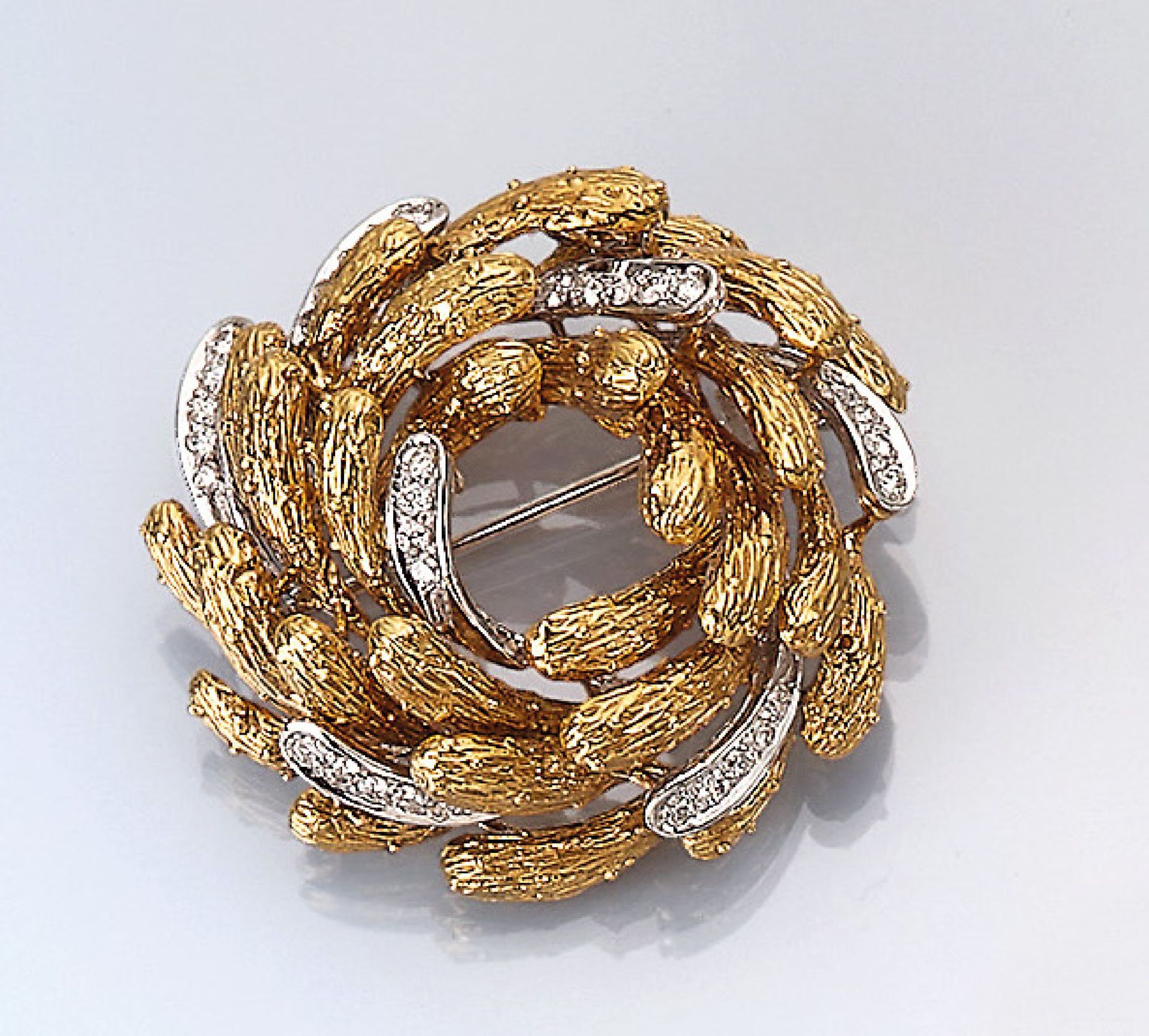 18 kt gold brooch with brilliants , YG/WG 750/000, surface struct., brilliants total approx. 0.75 ct