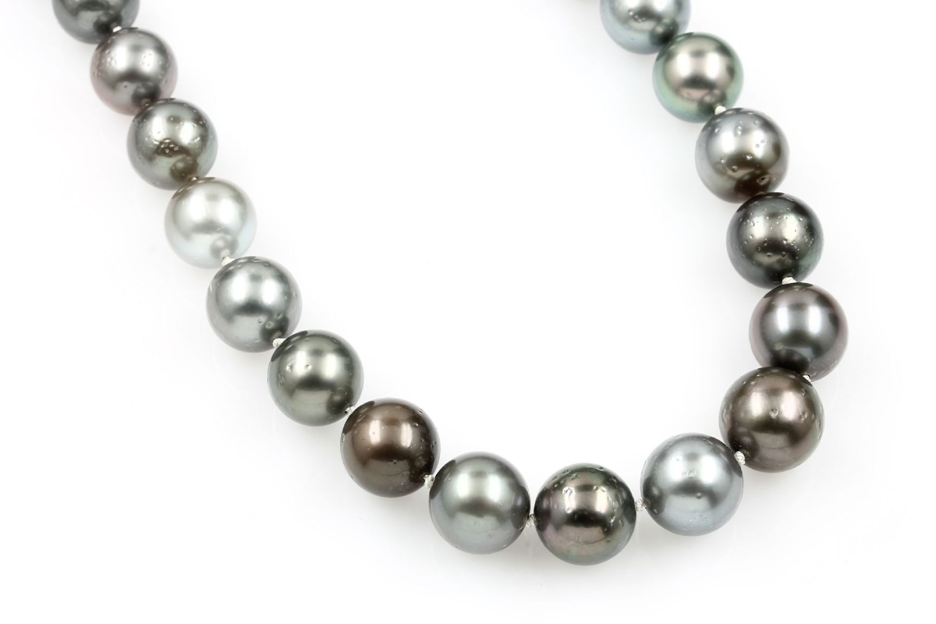 Necklace made of cultured tahitian pearls , clasp YG 585/000, 35 pearls diam. approx. 11 -12.6 mm,