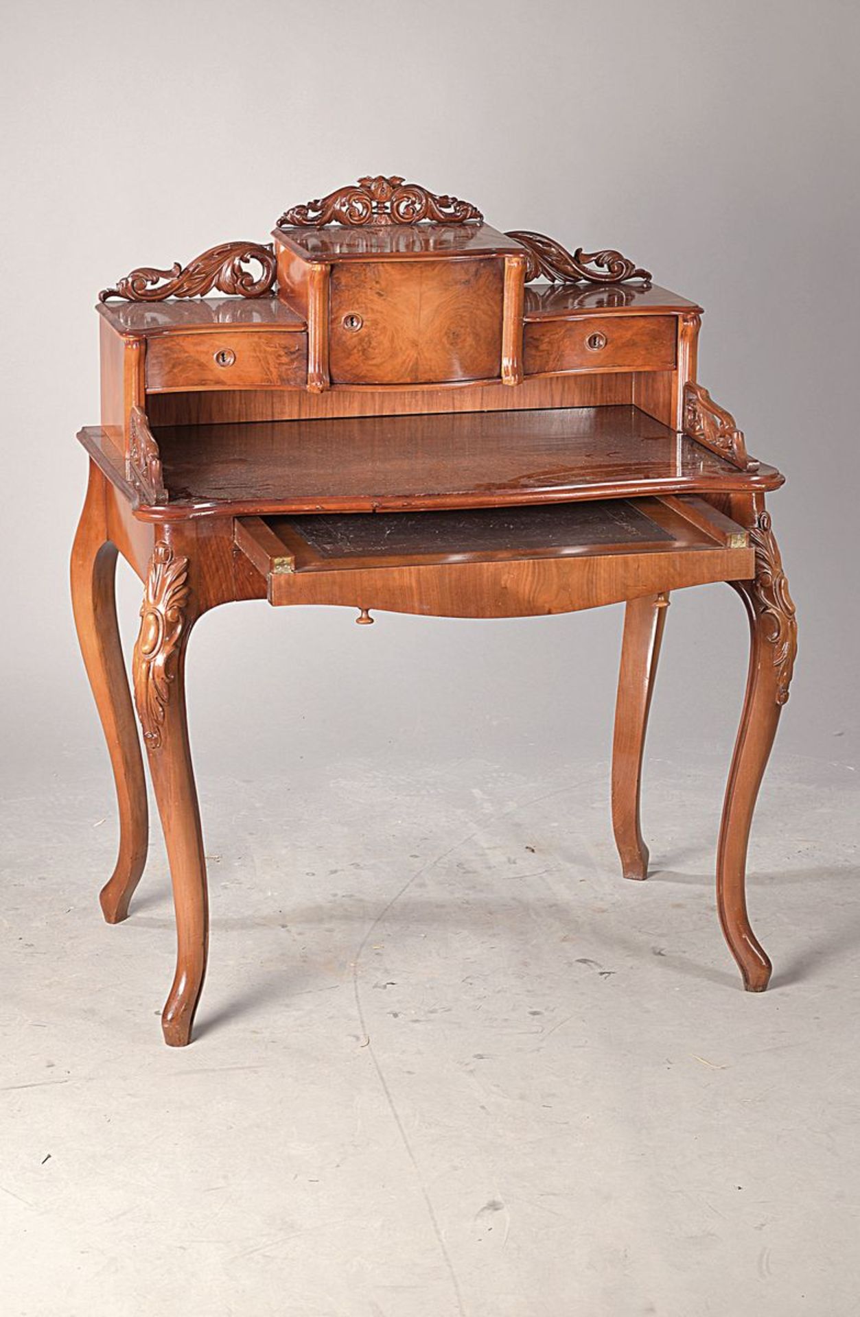 small ladies desk, around 1860/70, mahogany veneer, partly massive, slightly curved shape,encircling