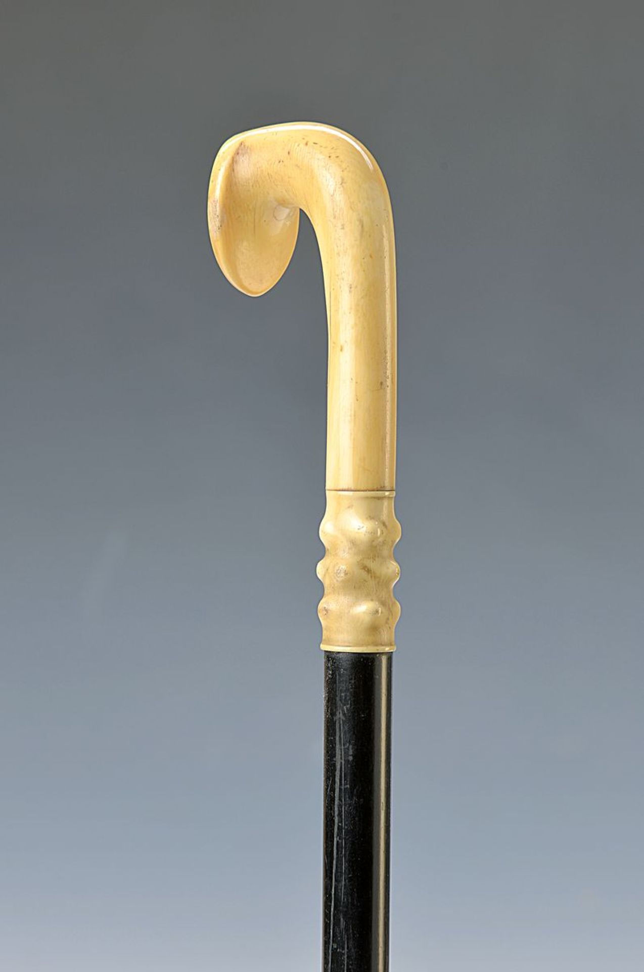walking stick of the Villa Hess, German, around 1870, ivory handle and bone clamp, ebony stick,