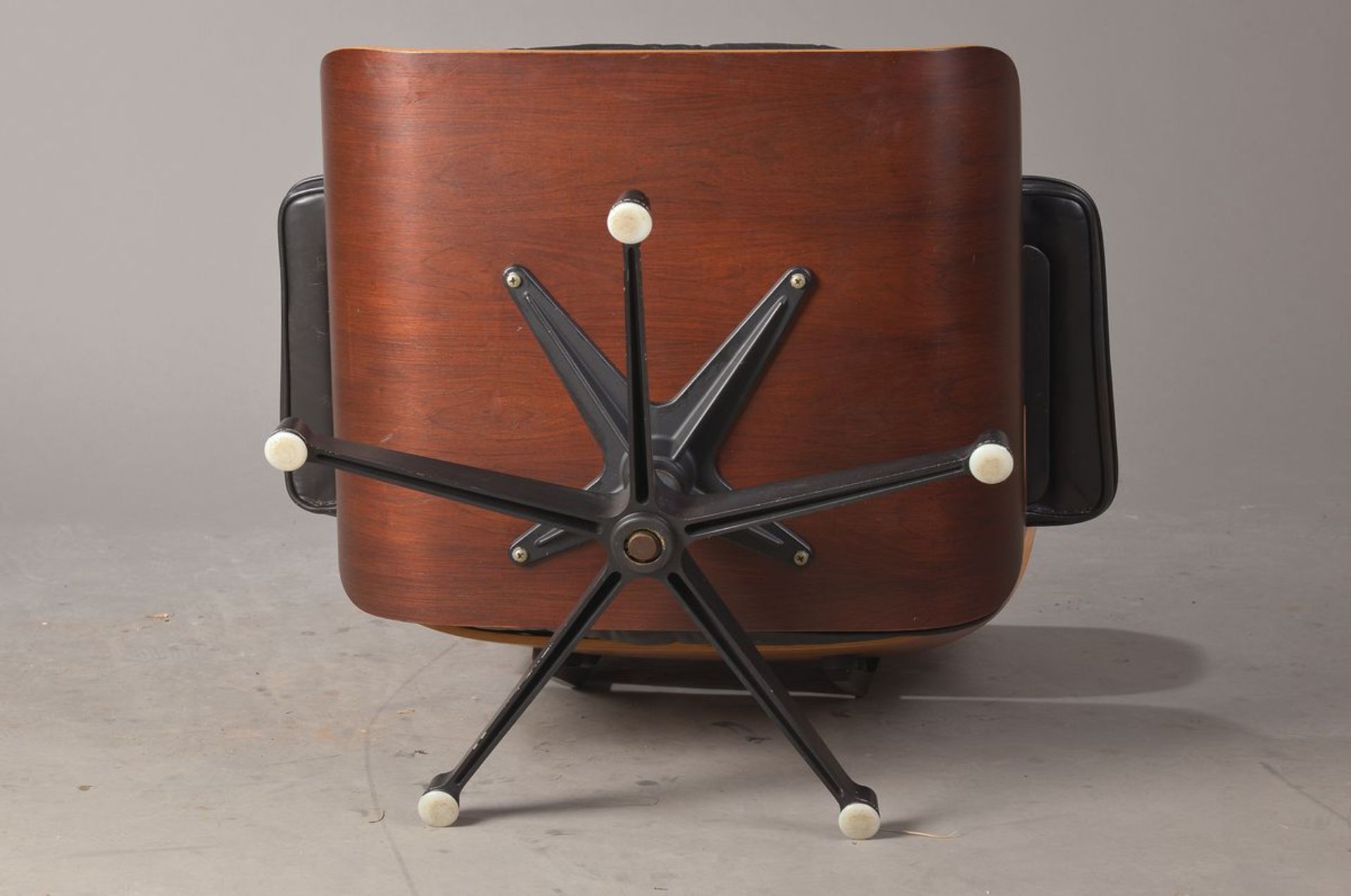 Lounge Chair with ottoman, designed by Charles and Ray Eames, (1907 St. Louis/1907 Sacramento - 1978 - Bild 4 aus 9