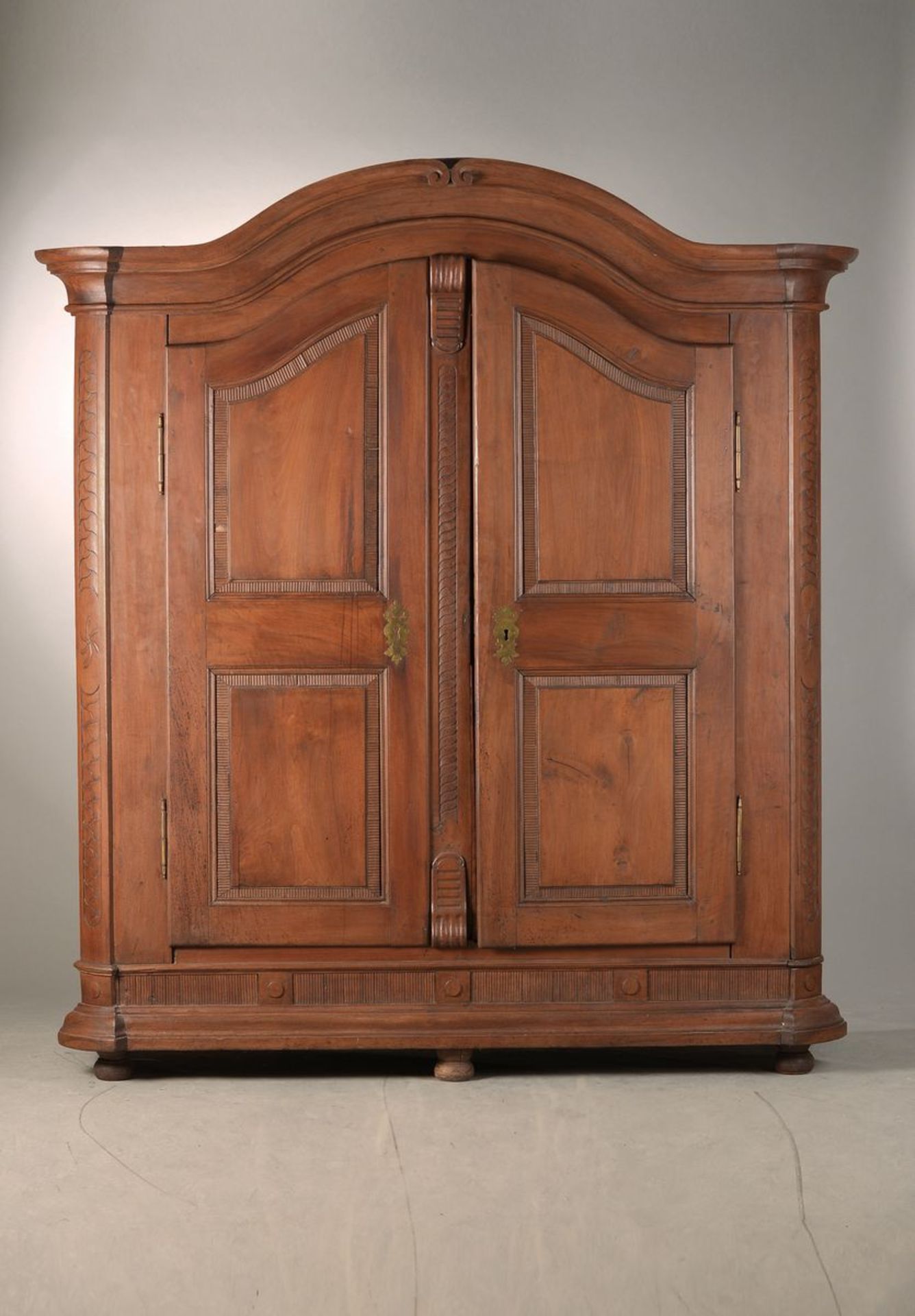 Berlin Baroque cabinet, around 1750/60, walnutmassive, complete on frame worked, partly softwood,