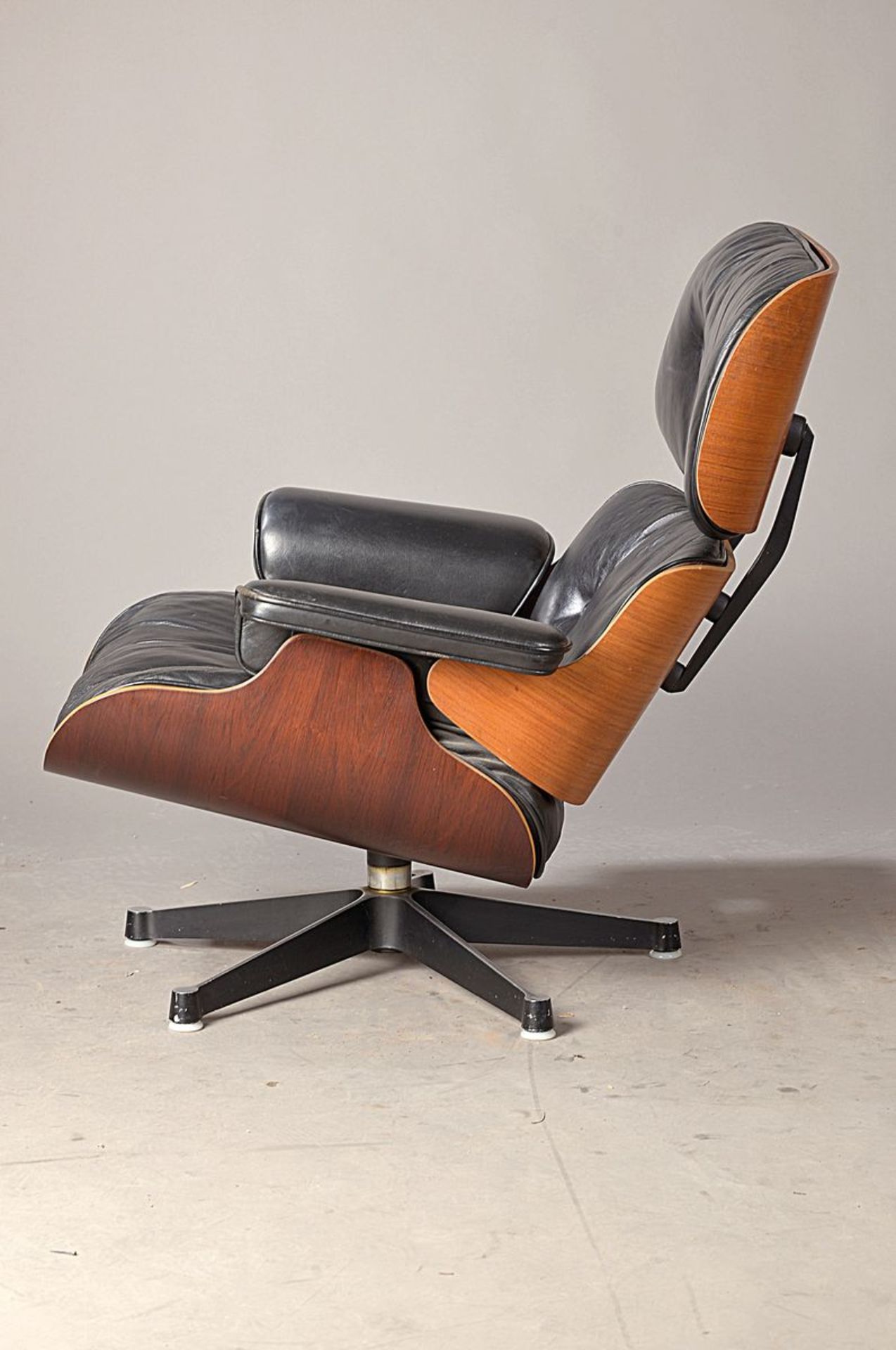 Lounge Chair with ottoman, designed by Charles and Ray Eames, (1907 St. Louis/1907 Sacramento - 1978 - Bild 3 aus 9