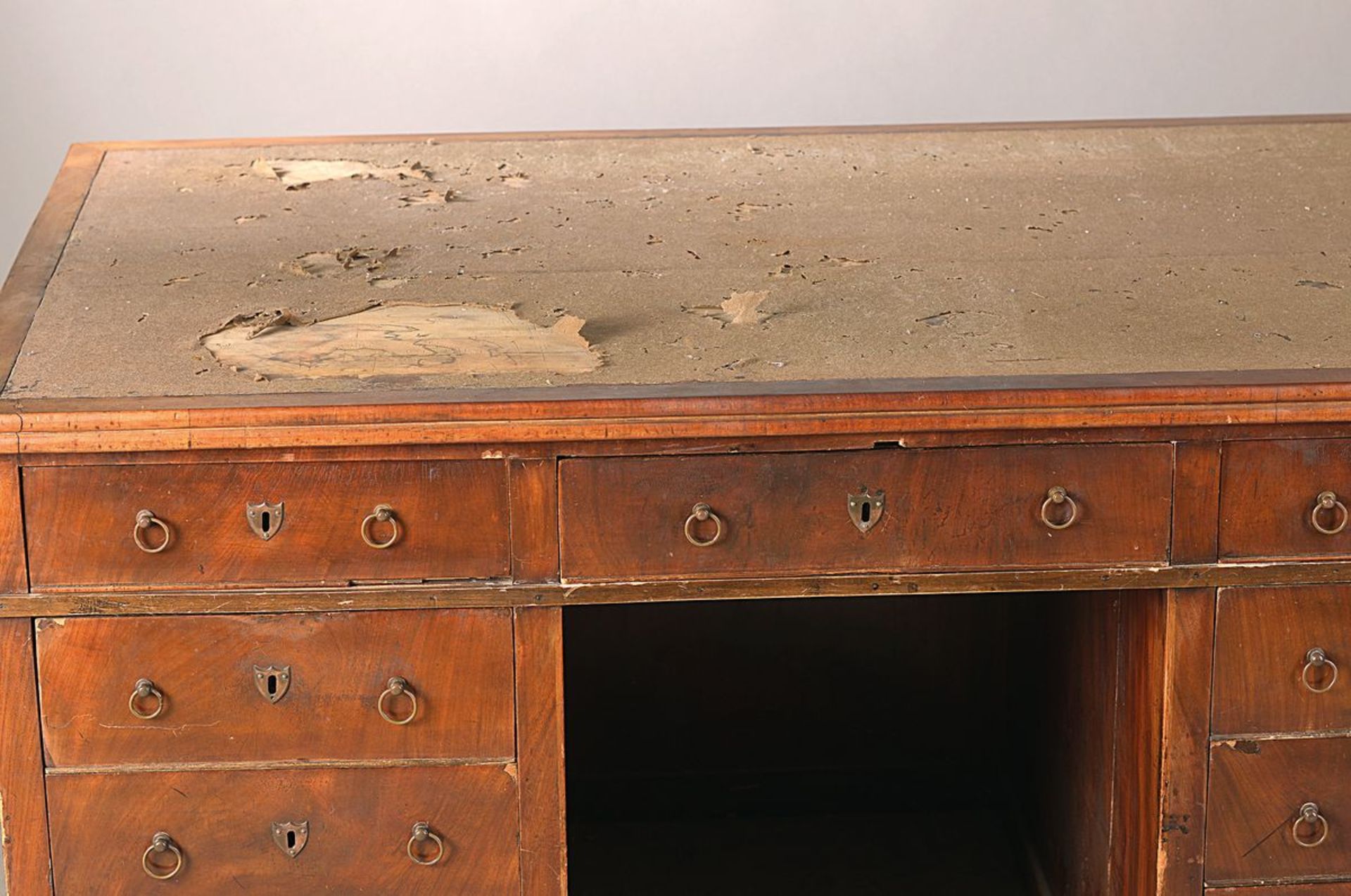 Large writing cabinet, England around 1900, mahogany veneer, free arrangeable, coffered, partly gilt - Bild 2 aus 3