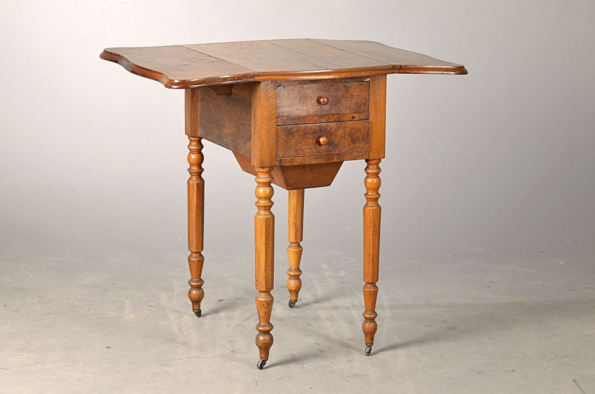 folding table, England around 1860/70, oak corpus with walnut/root nut veneer, double sides glazed