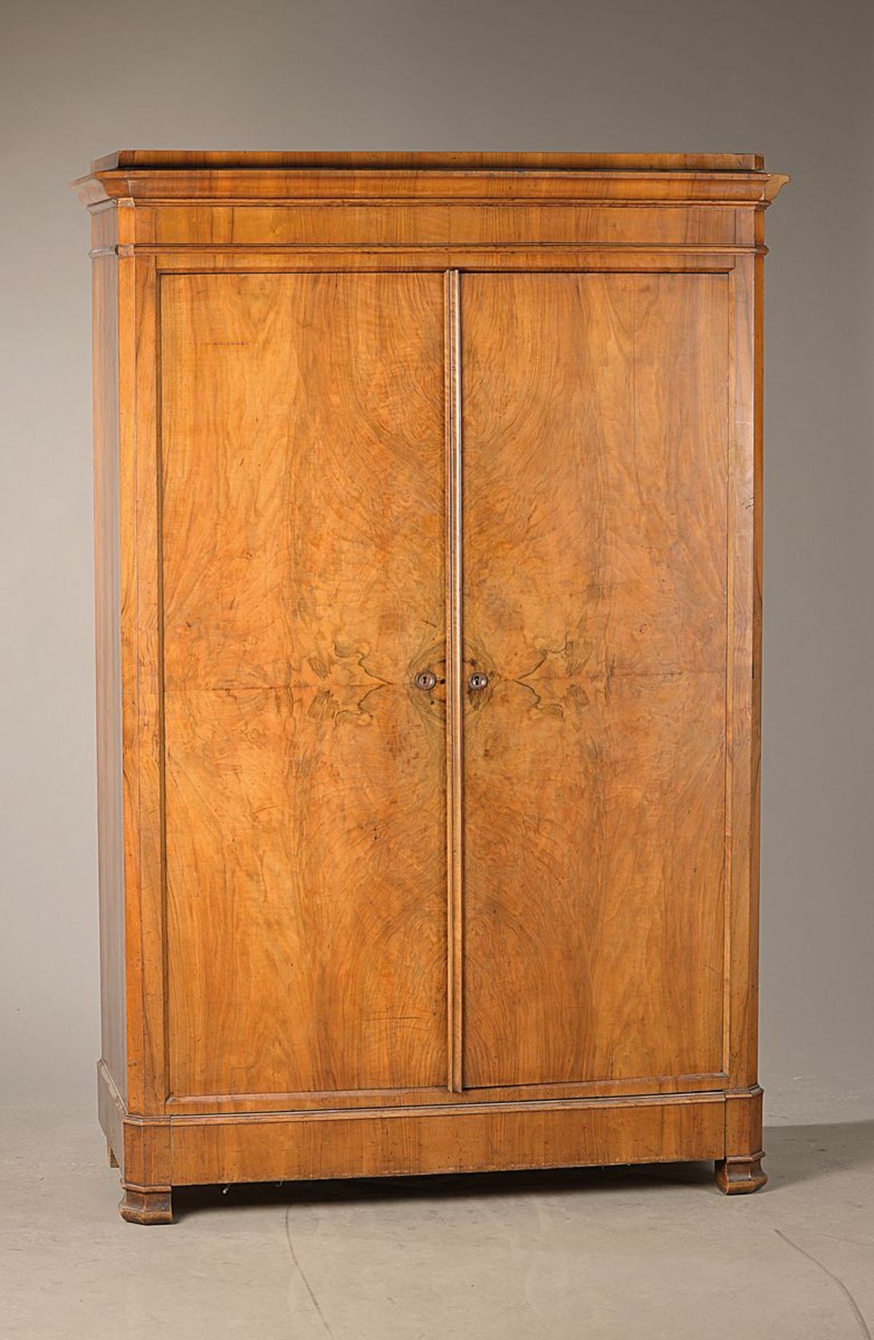 Biedermeier cupboard, Palatinate, around 1840,walnut veneer, partly root nut double mirrored, one