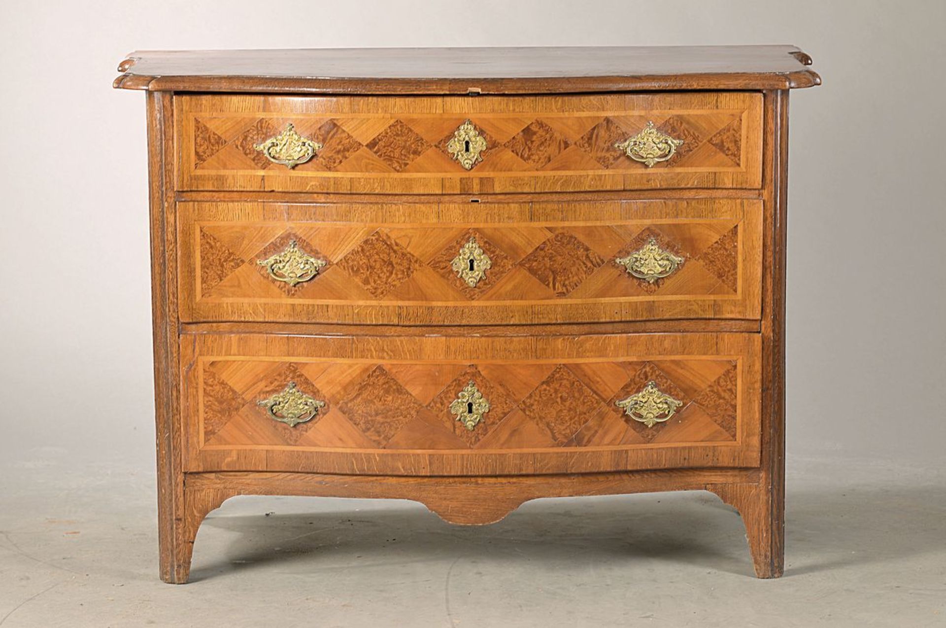 cambered chest of drawers, Sweden, around 1760/70, Walnut and walnut veneer, rhomb- and ribbon