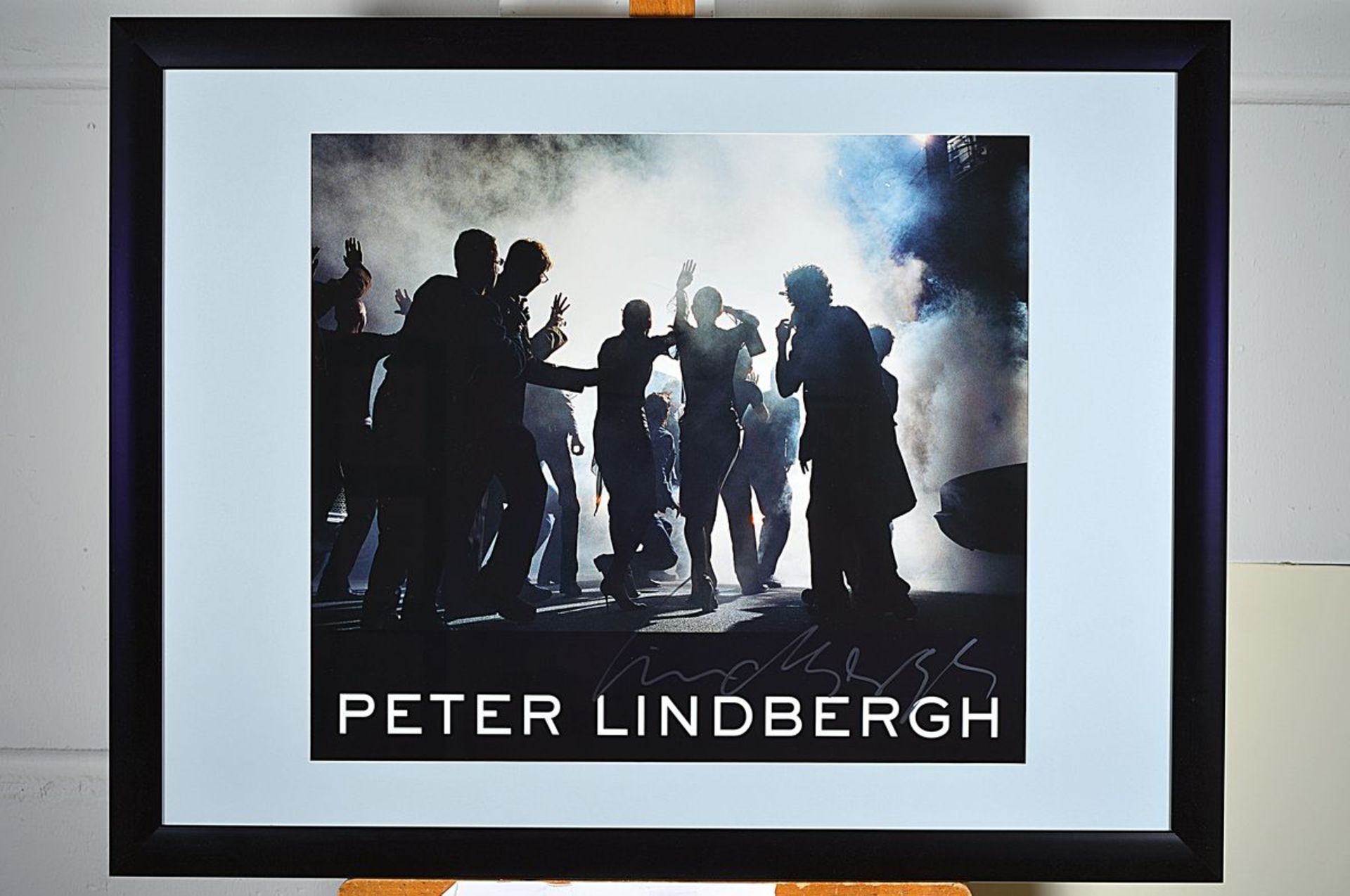 Peter Lindbergh, 1944 - 2019, offset lithograph, from 2008, signed by hand, approx.84 x 59.5 cm, - Bild 3 aus 4