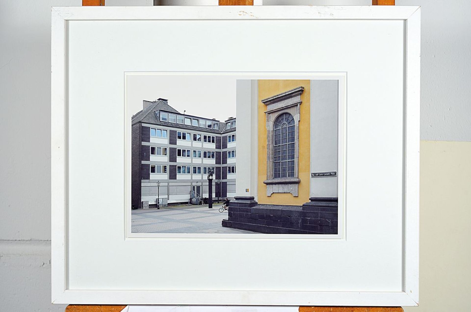 Thomas Struth, born 1954, # "Düsseldorf Altstadt #", signed by hand and numbered 11/50, 40 x 50 - Bild 2 aus 2