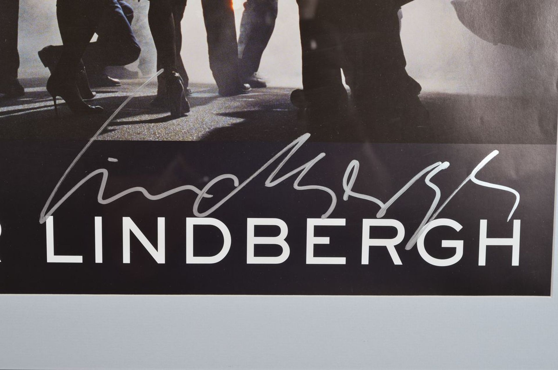 Peter Lindbergh, 1944 - 2019, offset lithograph, from 2008, signed by hand, approx.84 x 59.5 cm, - Bild 2 aus 4