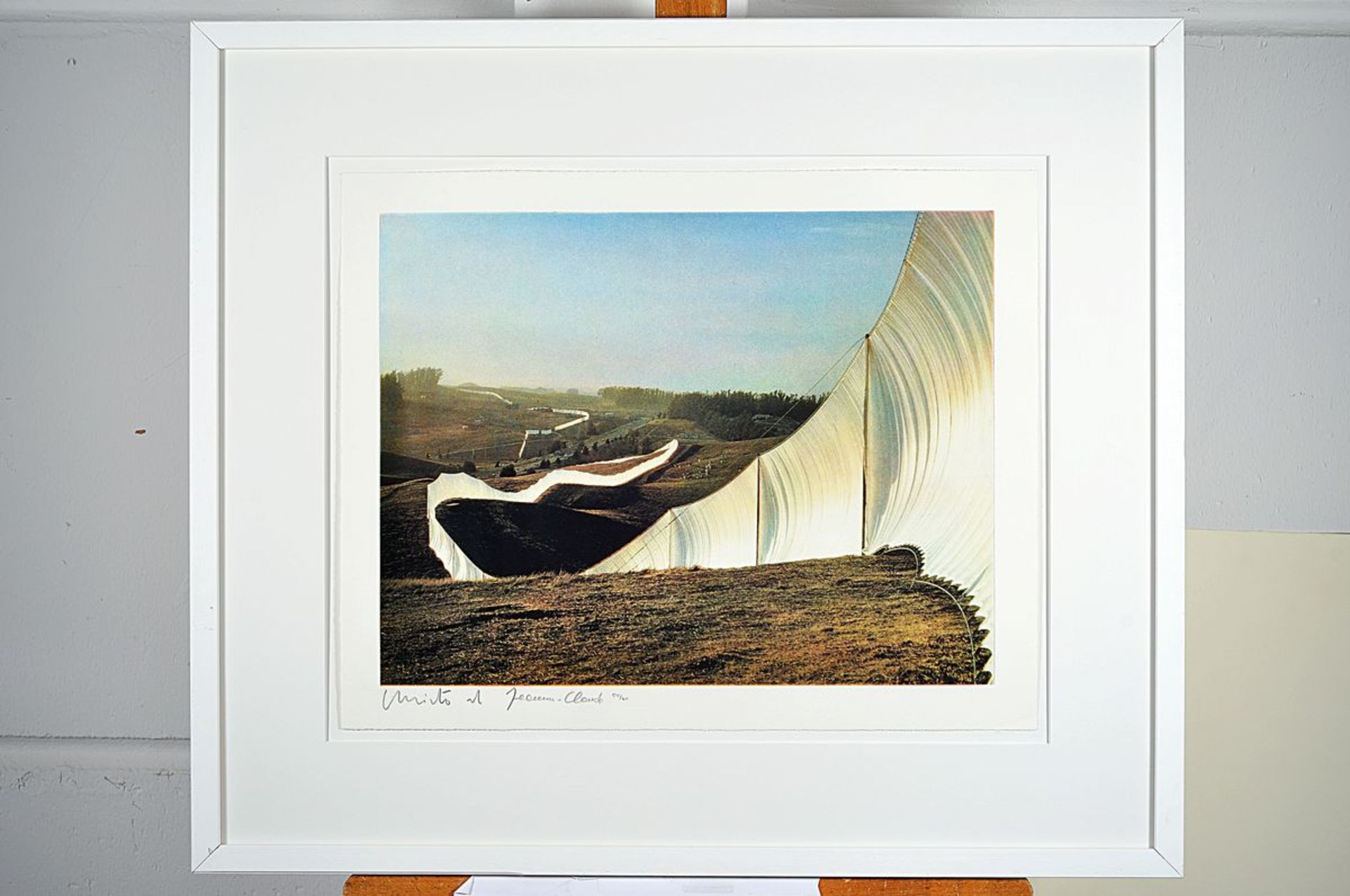 Christo, 1935 - 2009, Running Fence californiaheliogravure on BFK paper, hand signed and num. 54/60, - Bild 3 aus 4