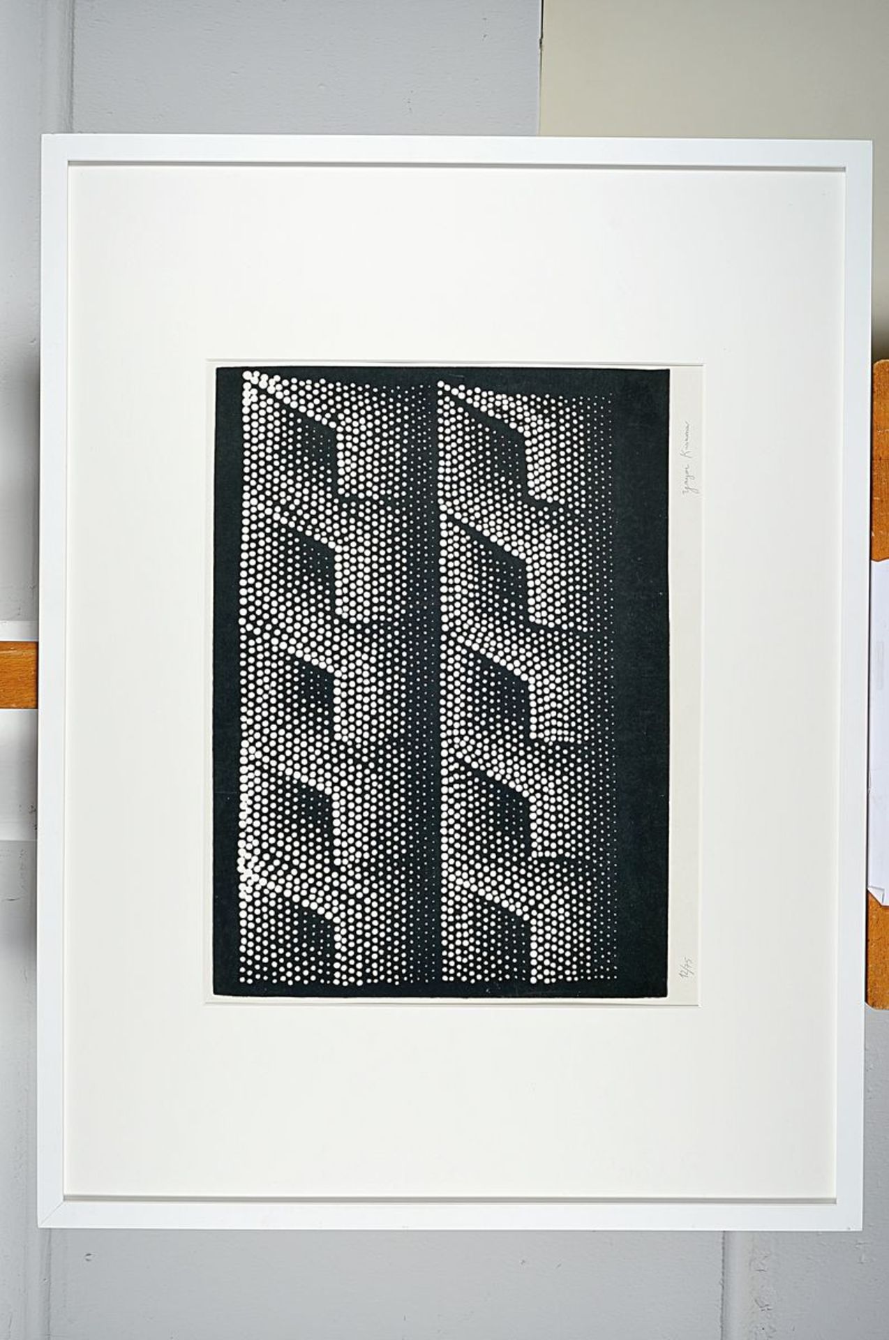 Yayoi Kusama, born 1928, silkscreen, signed byhand, num. 12/75, sheet size 47.5 x 64 cm, from - Bild 3 aus 4