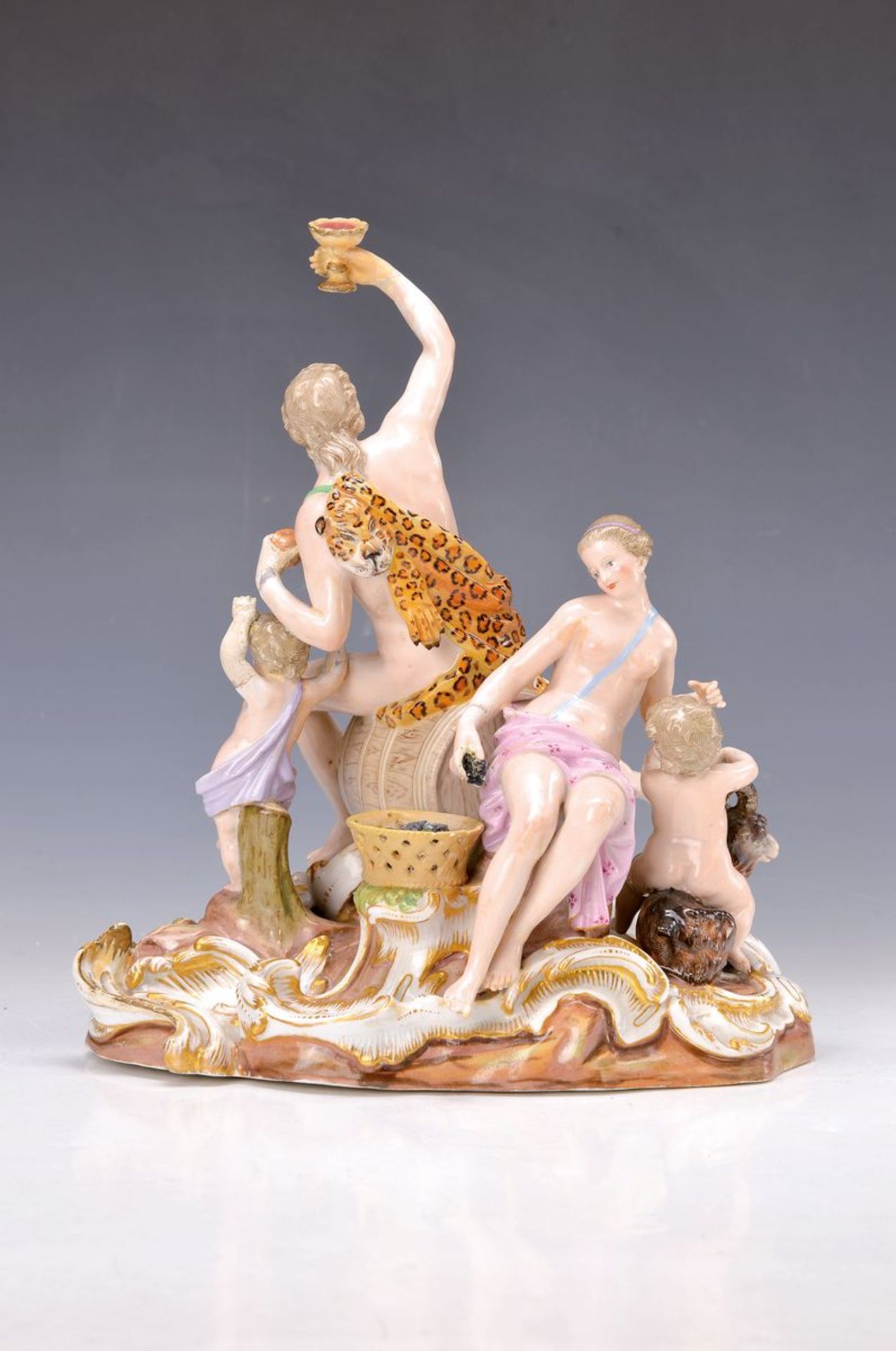 Große Dionysos-/Porzellangruppe, Meissen, um 1860/70, mittig zuprostende Gottheit mit Bacchanten, - Bild 2 aus 2