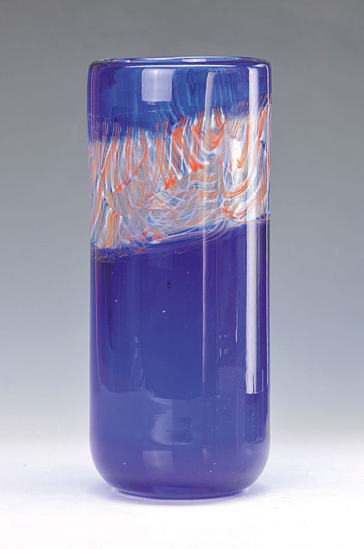 Zylindervase, Theodor Sellner Lohberg, 20. Jh., mundgeblasenes Glas mit blauem Innenüberfang, im