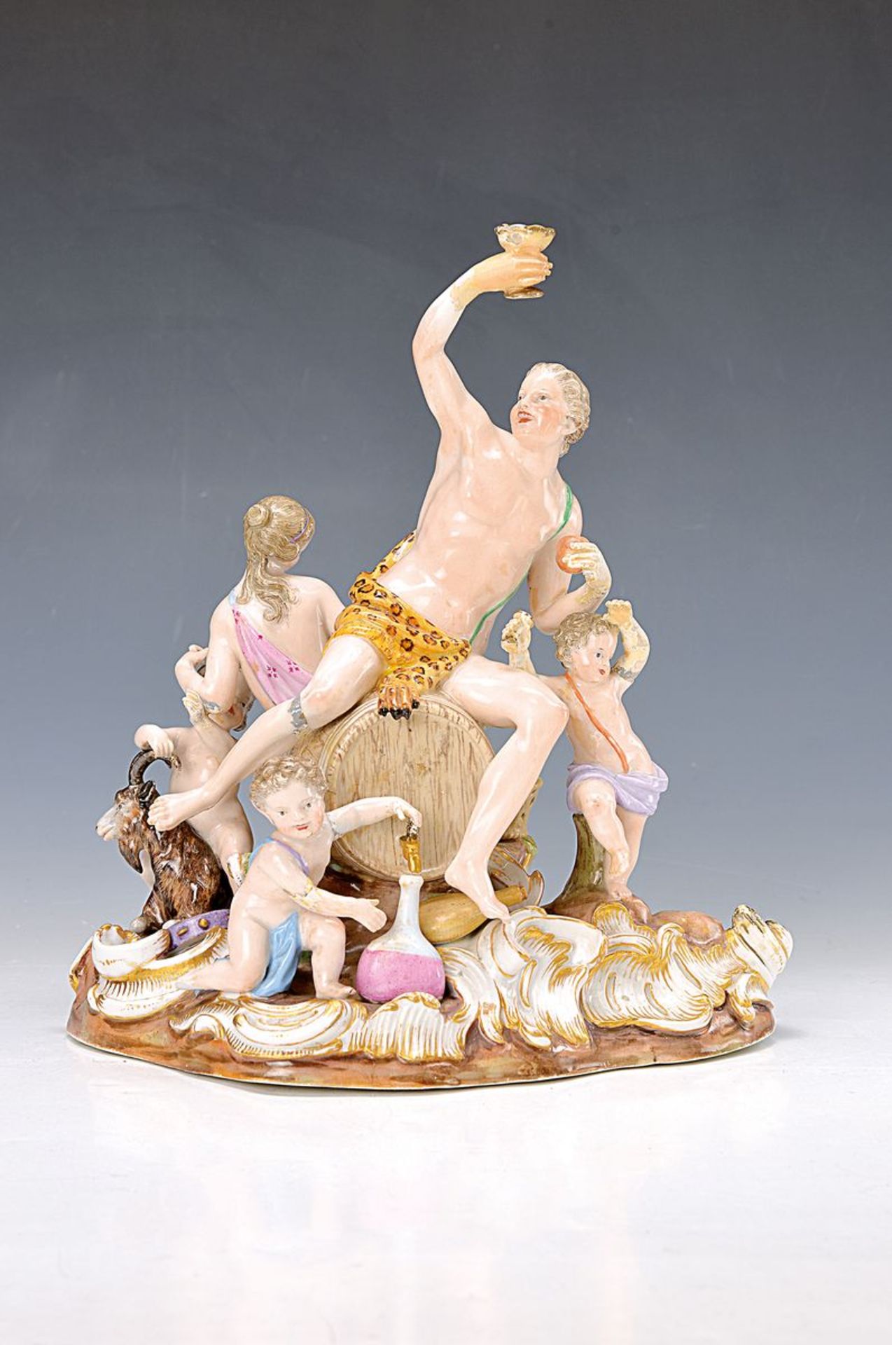 Große Dionysos-/Porzellangruppe, Meissen, um 1860/70, mittig zuprostende Gottheit mit Bacchanten,