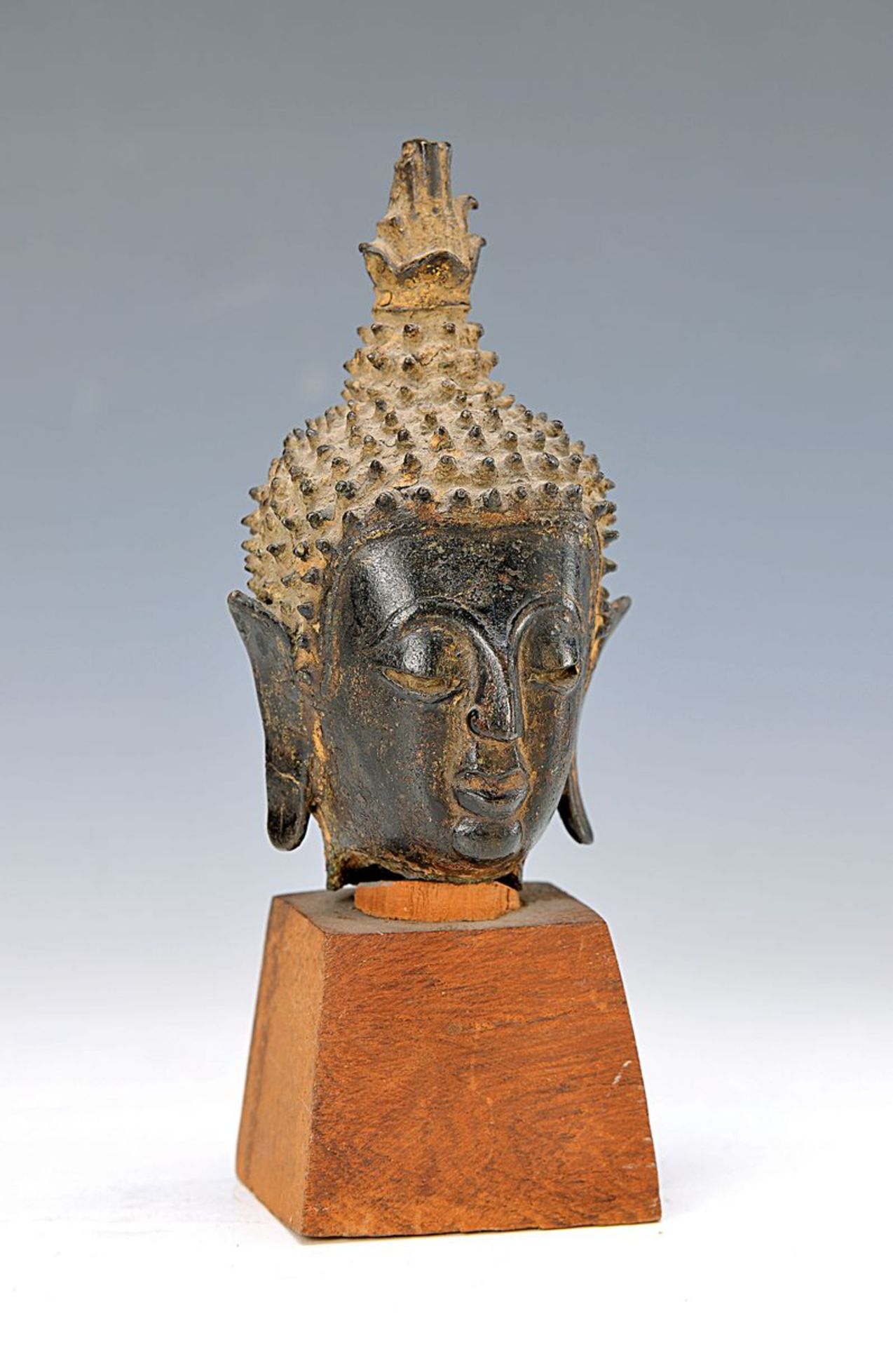 Buddhakopf, Thailand, 17. Jh., Bronze, patiniert, H. ca. 13 cm, aufgeständert, H. 19 cmBuddha