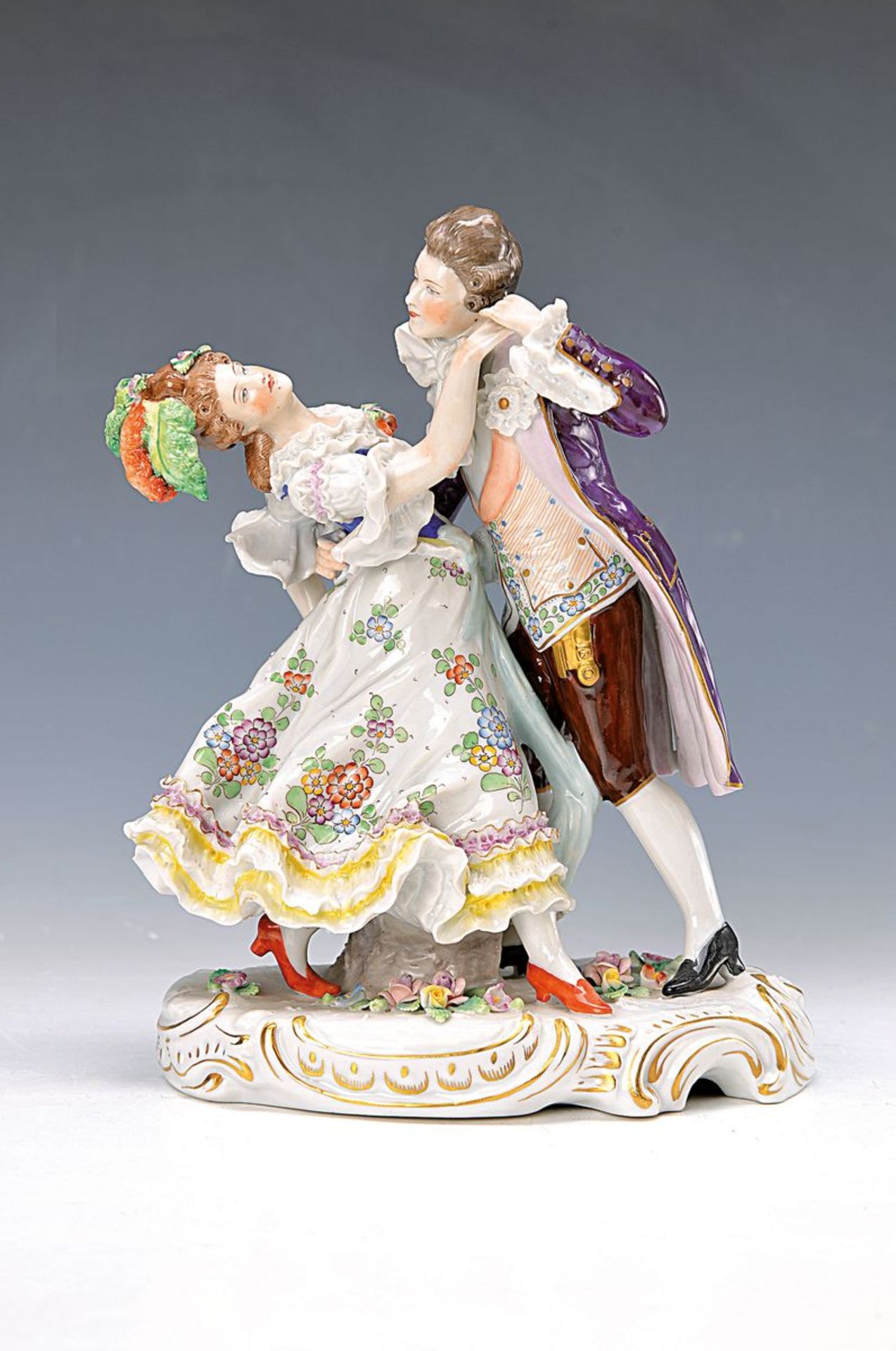 Porzellanfigur, Sitzendorf, 20. Jh., Tanzendes Paar, bunt bemalt, Goldstaffage, H. ca. 24cmfigurine,