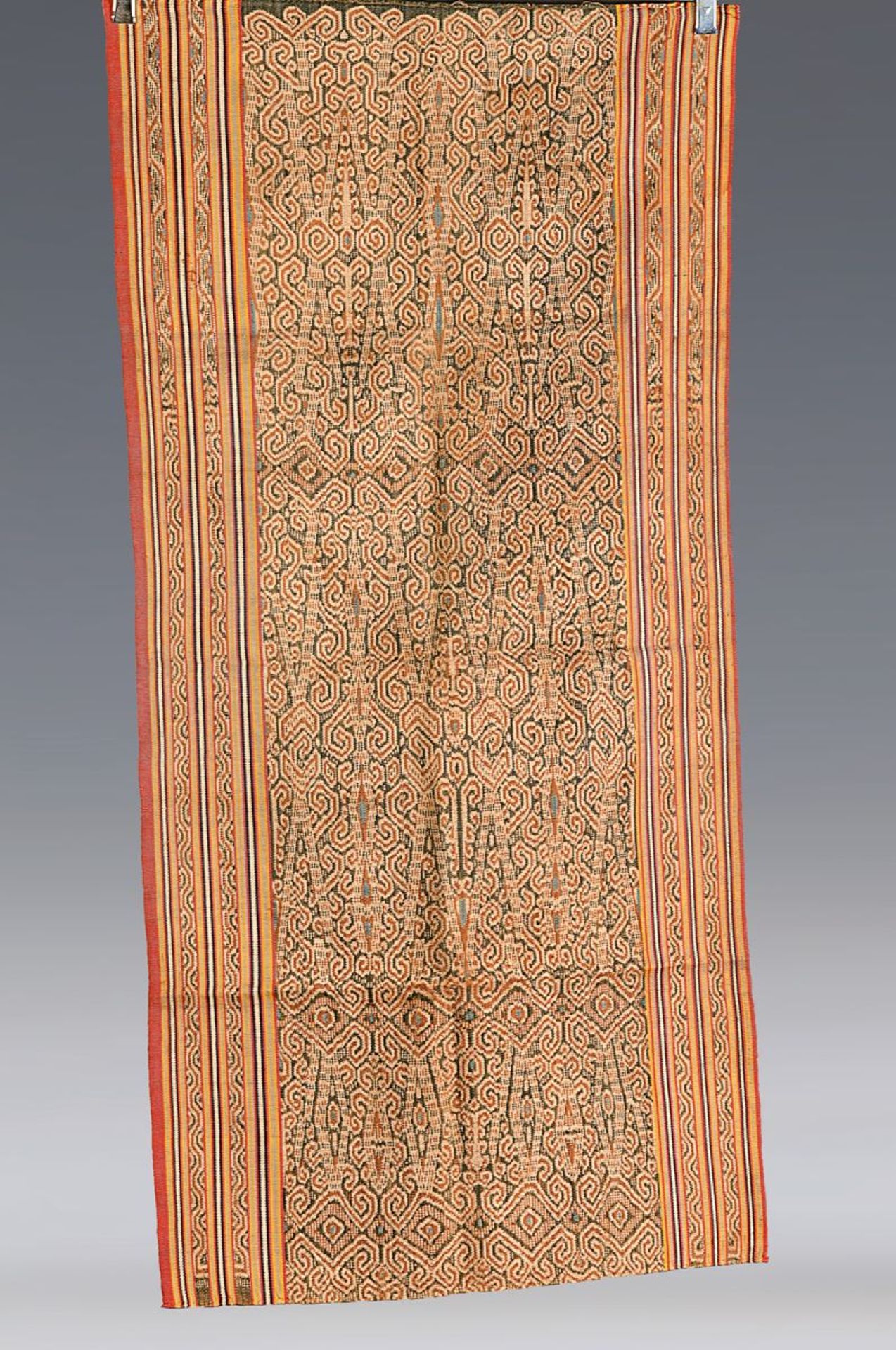 12 Tücher, Indonesien, um 1900 und jünger, meist Baumwolle, Ahnenkult, geom. Muster, Bordüren,