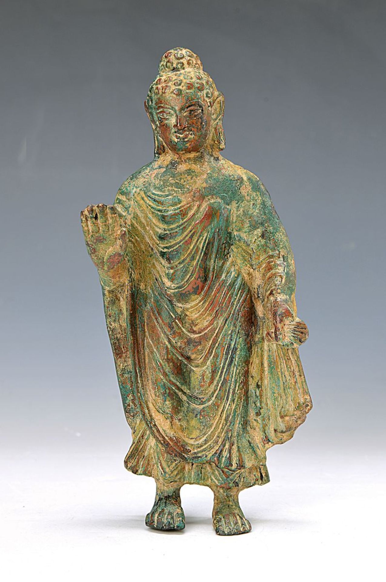 Buddha, Gandhara-Region, wohl 6. Jh. n. Chr., Bronze, frontal dargestellt mit erhobener rechter