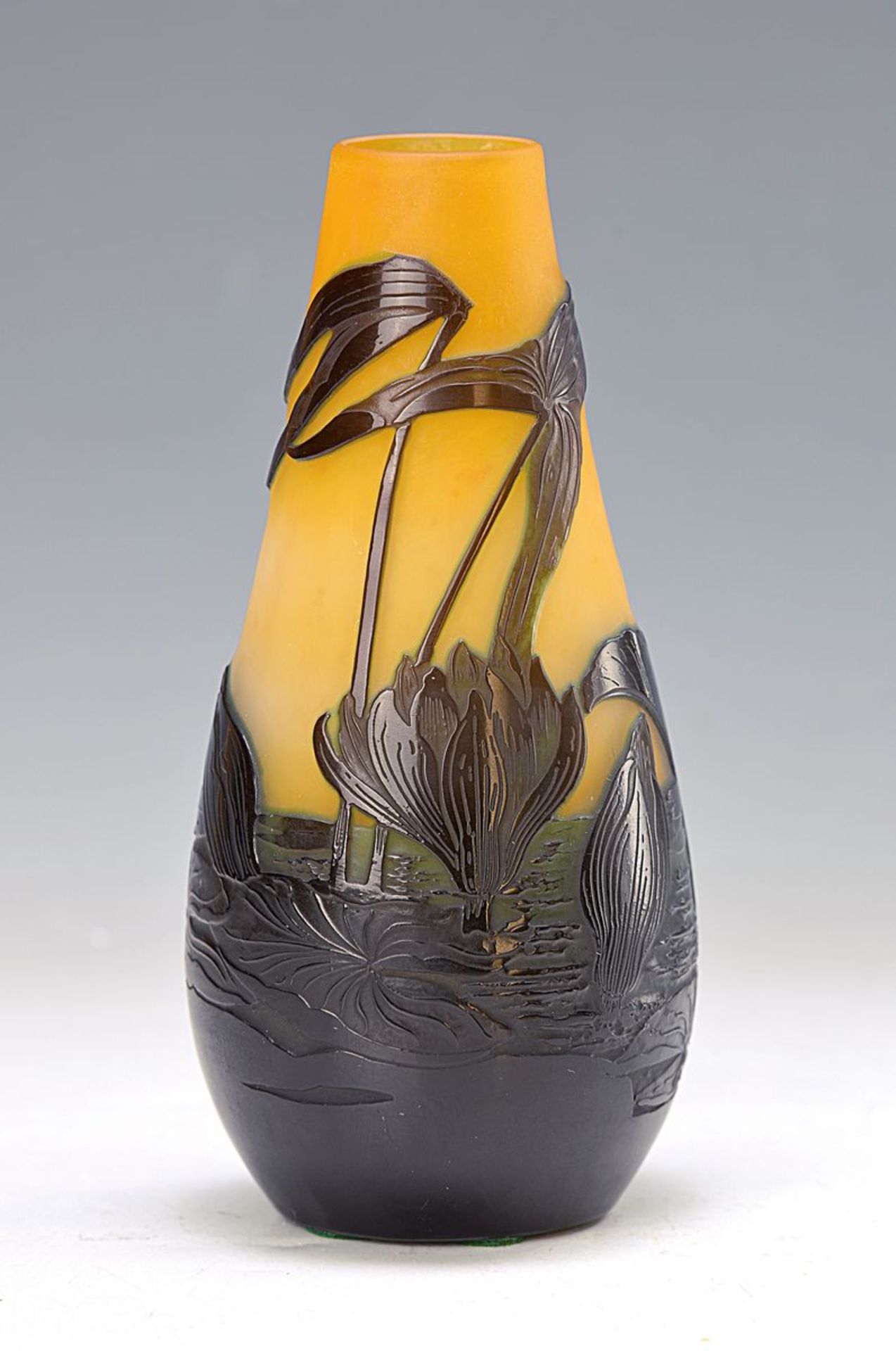 Vase, Frankreich, Emile Gallé, um 1900, gelb eingepudertes Glas, dunkelgrün überfangen,