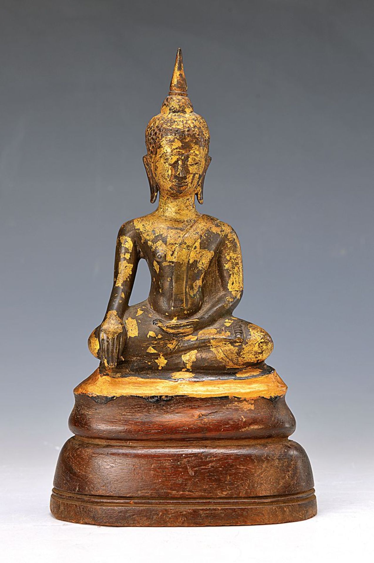 Buddhaskulptur, China, 17./18. Jh., Mudra der Erdberührung, Bronze, sekundär auf Holzsockel