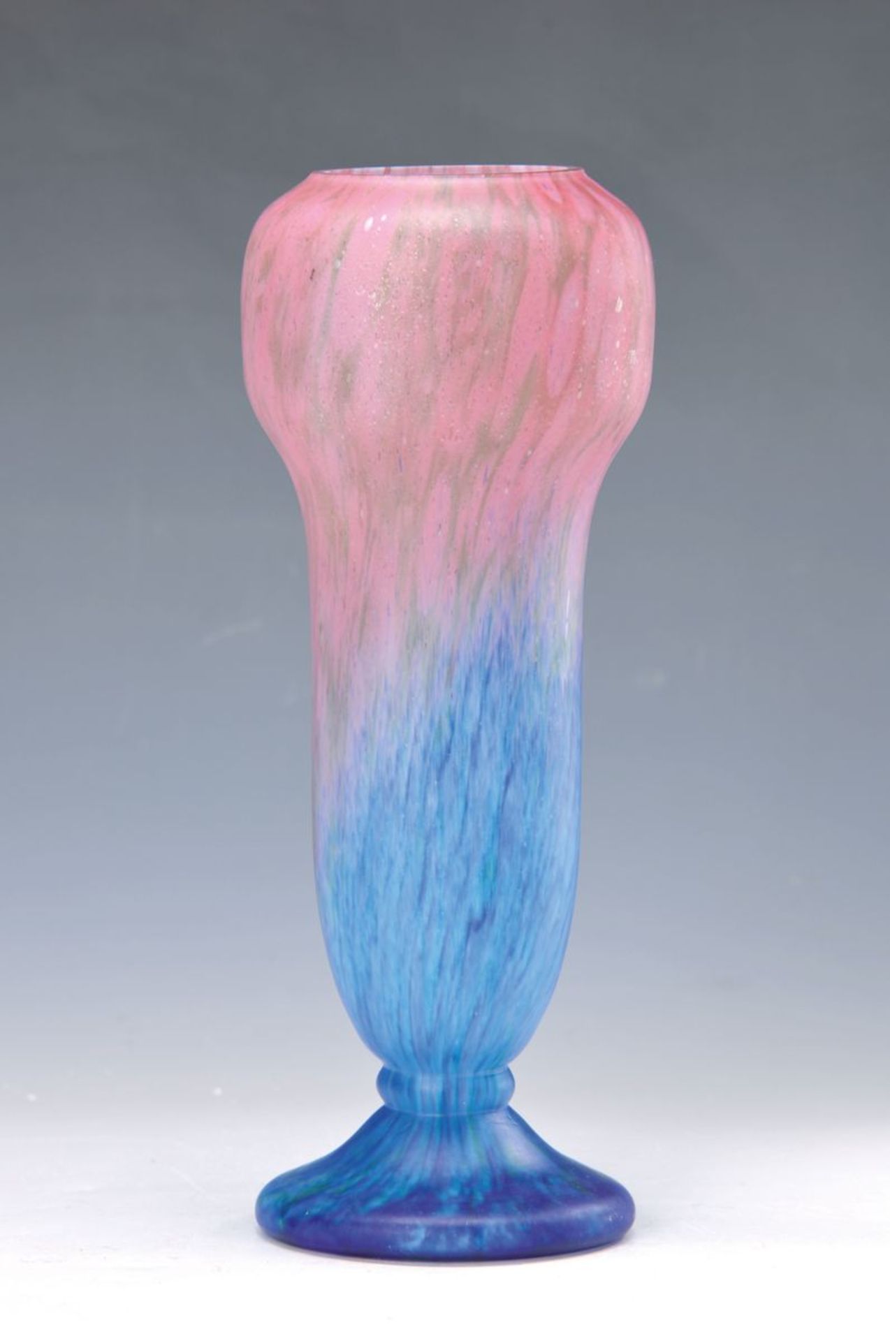 Vase, Frankreich, 1920er Jahre, Schichtglas mit blauen und rosa Einpuderungen, H. ca. 28cmvase,