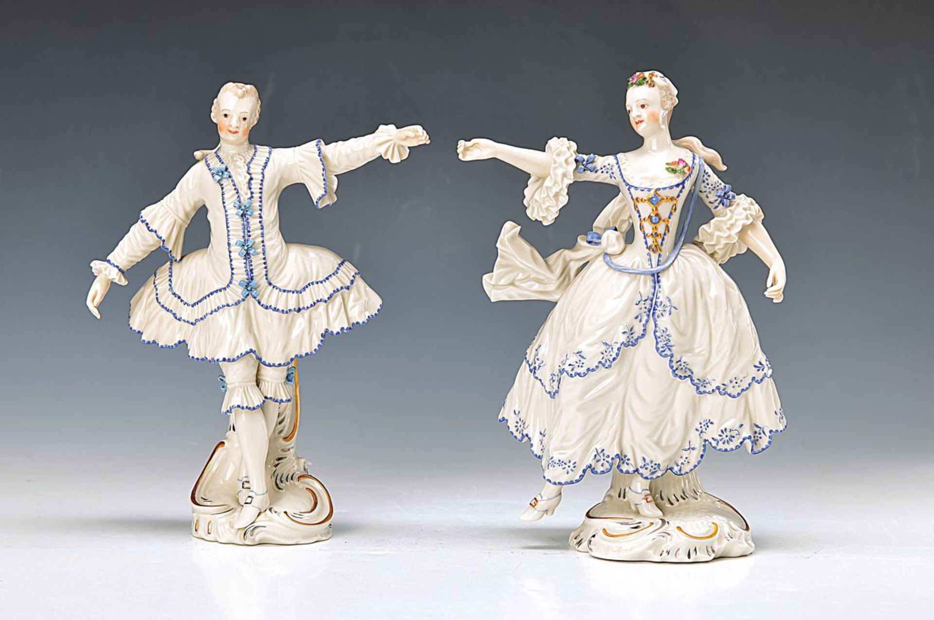 Paar Porzellanfiguren, Nymphenburg, nach Frankenthaler Vorbild, Tanzendes Rokokopaar, sparsam blau