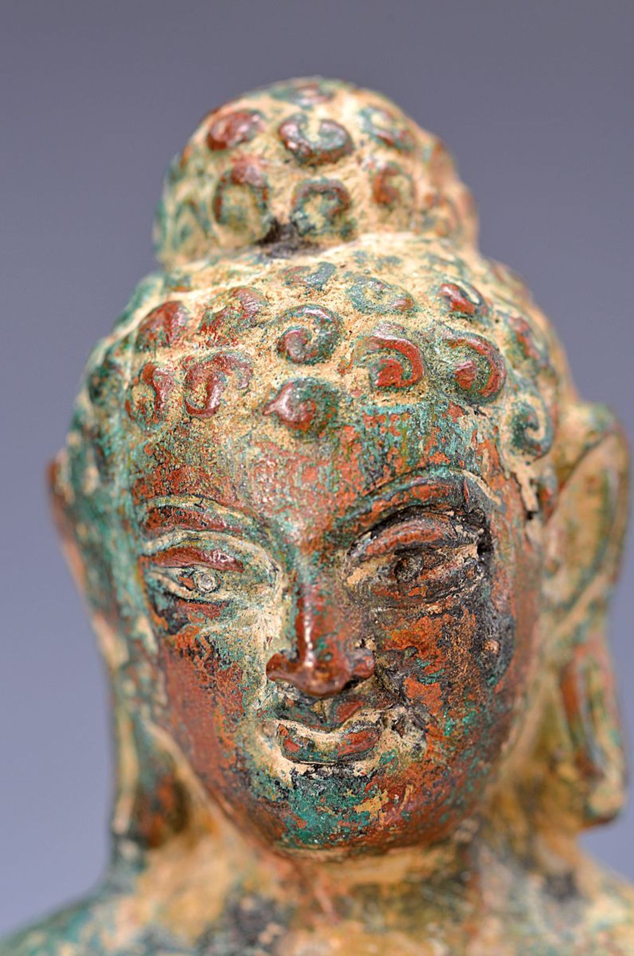 Buddha, Gandhara-Region, wohl 6. Jh. n. Chr., Bronze, frontal dargestellt mit erhobener rechter - Bild 2 aus 4