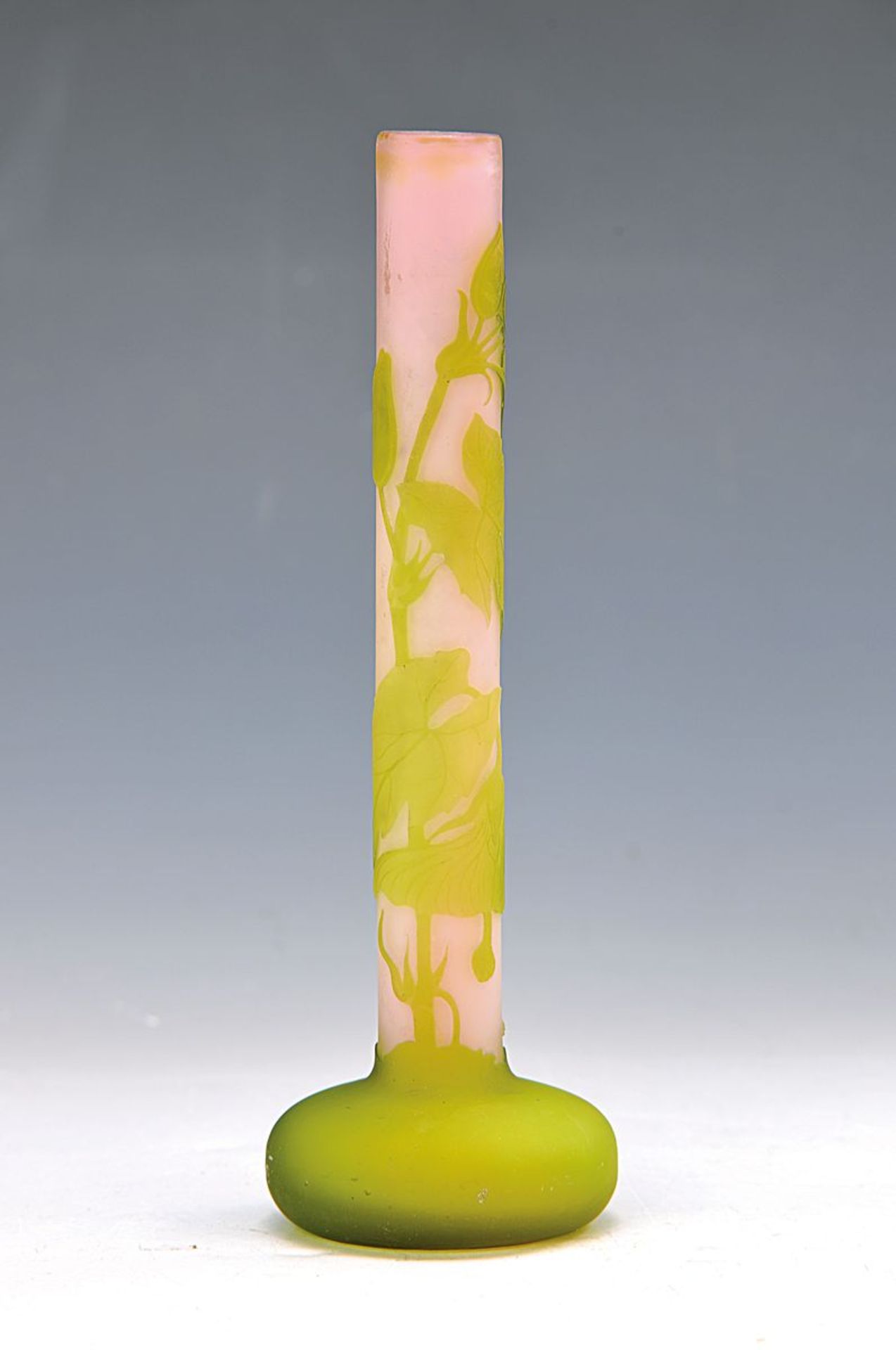 Vase, Frankreich, Emile Gallé, um 1905, Schichtglas grün überfangen, partiell rosa eingepudert,