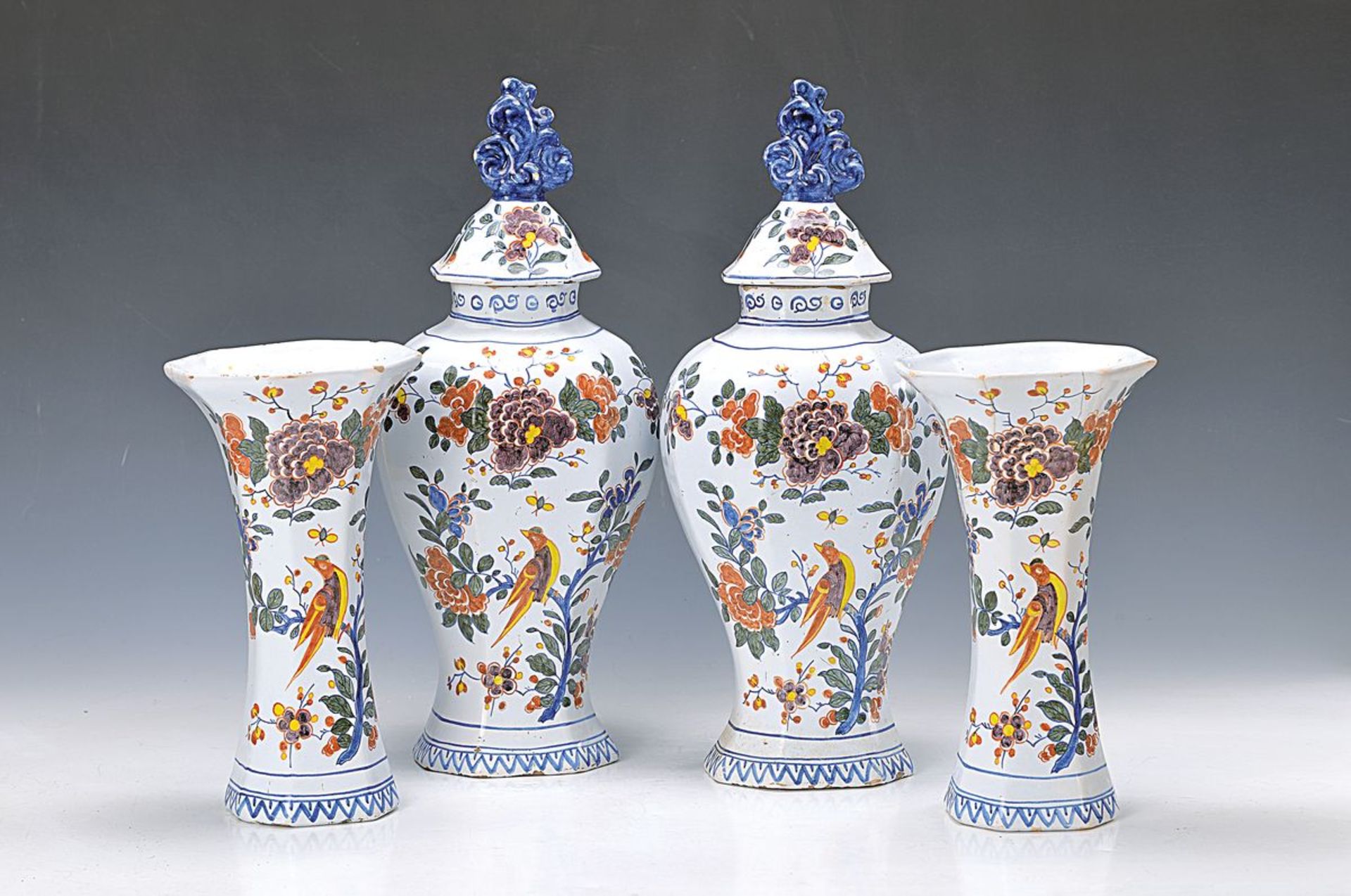 Set aus 4 Vasen, De Paeuw Delft, um 1760/70, Fayence, Inhaber Jacobus de Milde, bunte Malerei nach