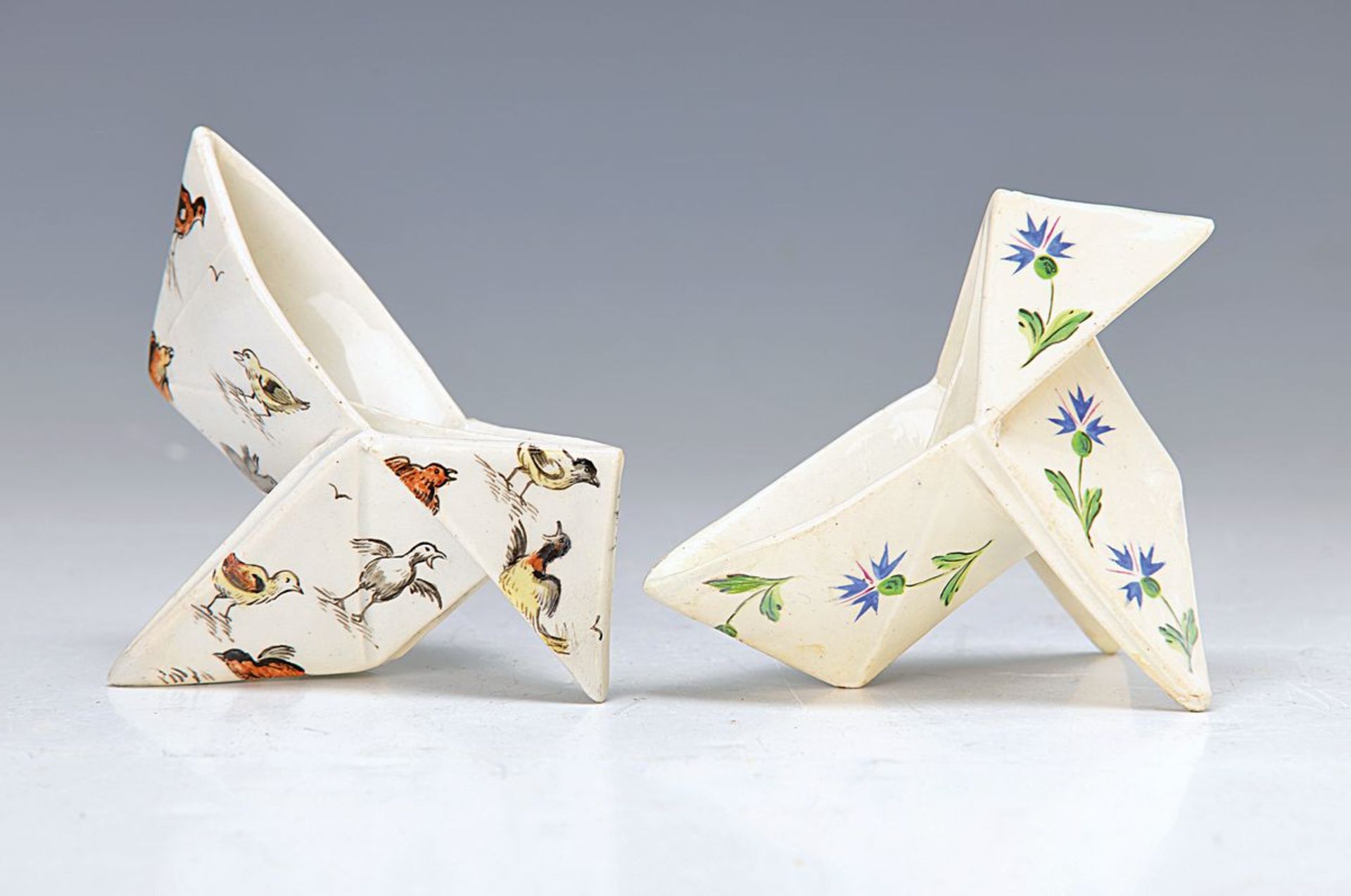 Zwei Schälchen, Emile Gallé, Fayencerie de Nancy, um 1885, Fayence, in Form von Origami-Arbeiten,