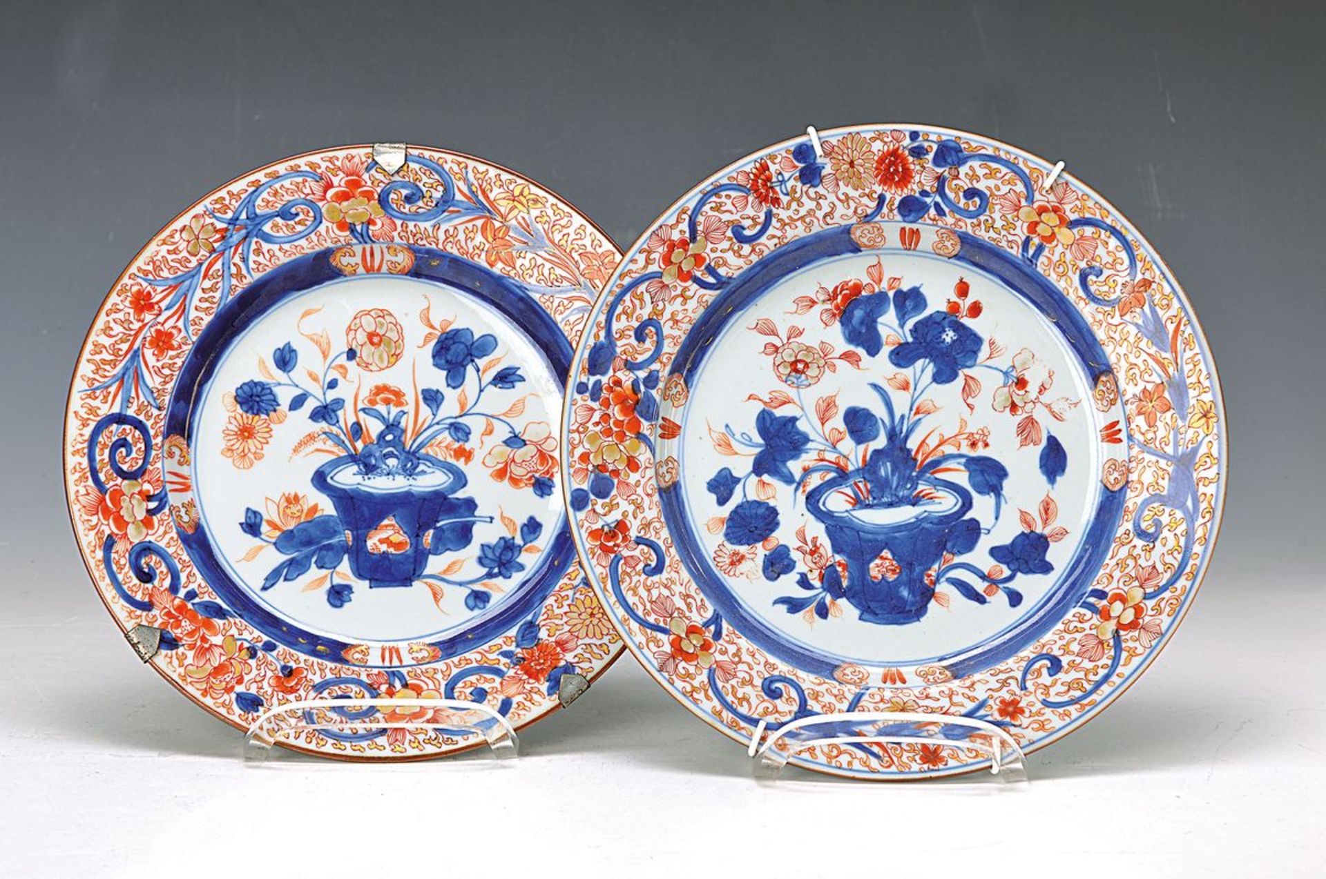 Zwei Teller, China, Imari, um 1780, Porzellan, unterglasurblaue Bemalung, roter Dekor und golden