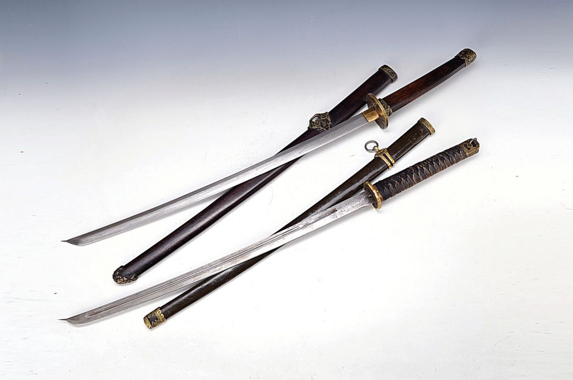 Katana/Samurai-Schwert, Japan, Klinge wohl 18.Jh., Damaststahl, Messingtsuba 18./19 Jh., Griff und