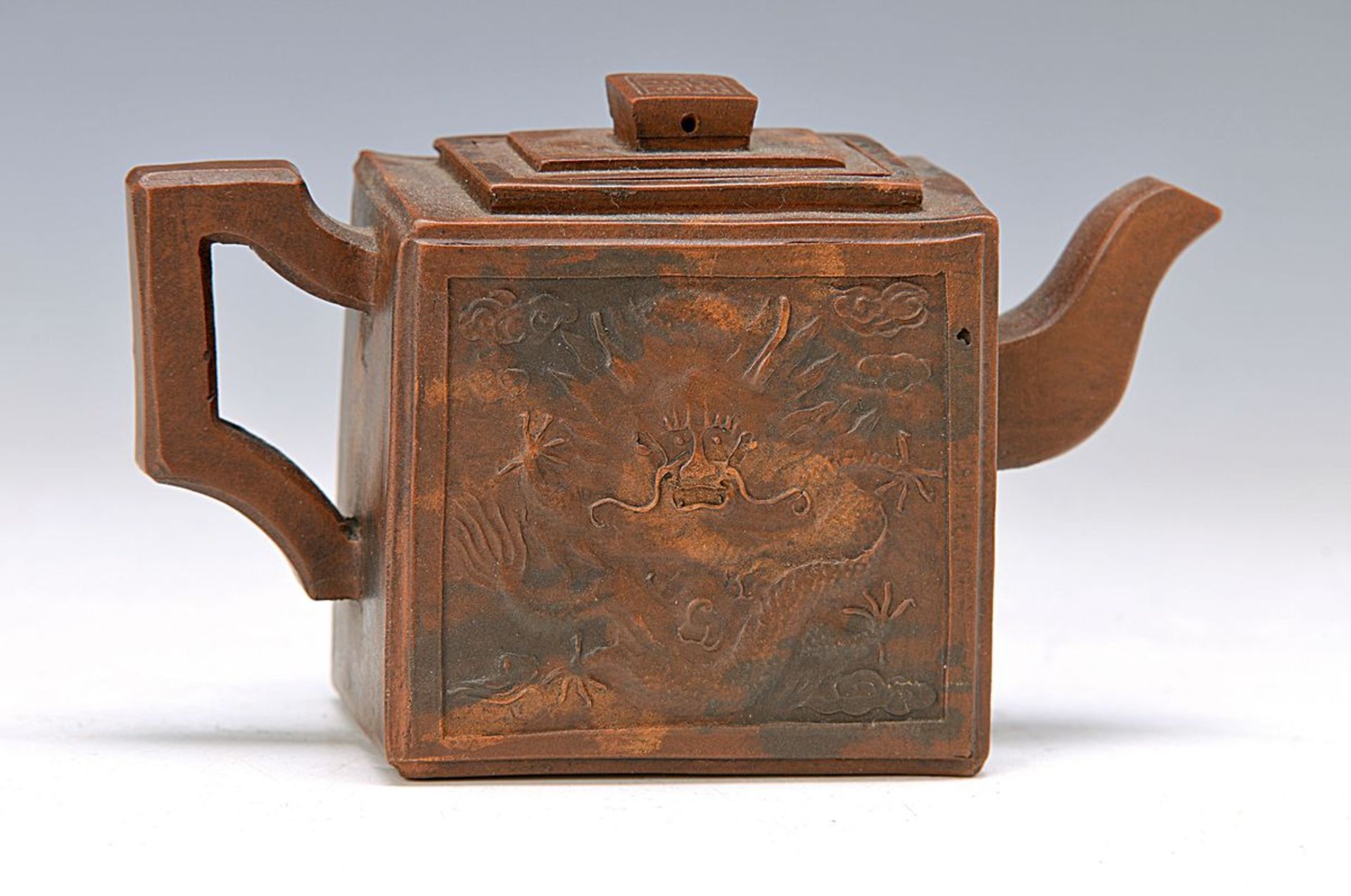 Teekanne, China, neuzeitlich, H.ca. 10 cm Steinzeug mit reliefierter Wandung von Drachendekor in