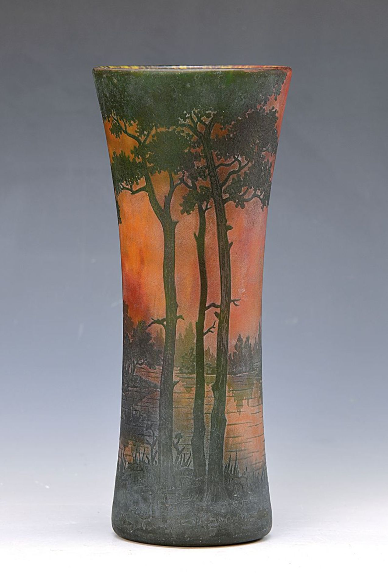 Vase, Daum Nancy, um 1910, Schichtglas mit roten und grünen Einschmelzungen, umlaufender