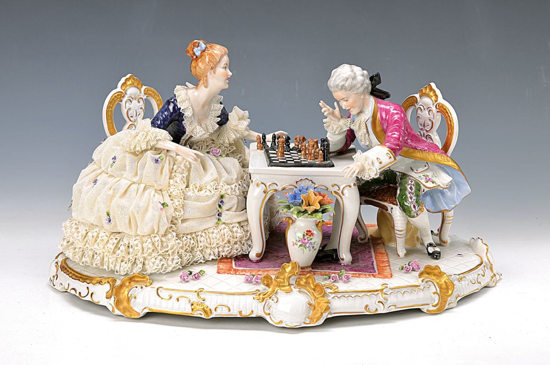 Große Porzellanfigurengruppe, Unterweissbach, 20. Jh., Rokokopaar beim Schachspiel, Dame in