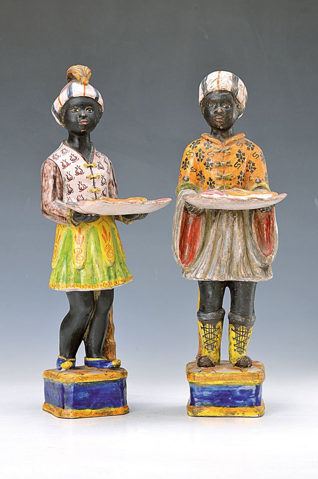 Paar "Mohrenfiguren", Italien um 1900, Fayence, jeweils am Tablett repariert, H. ca. 35 cmcouple