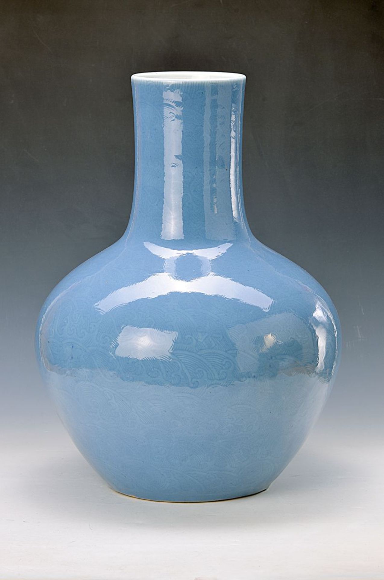 Große bauchige Vase, China, wohl um 1705-10, Porzellan, wohl Kangxi, Korpus fein geschnitten, mit