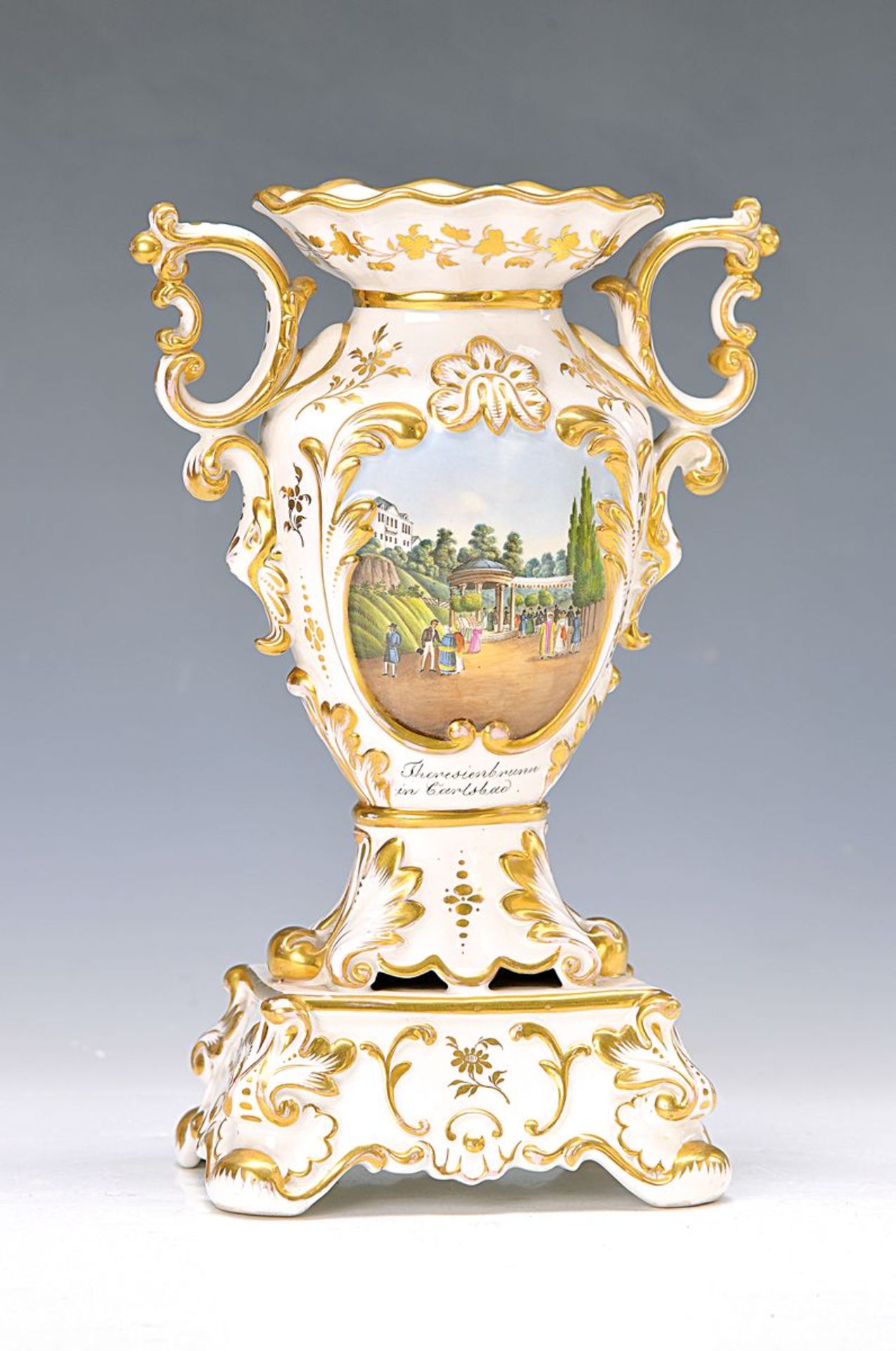 Porzellanvase, deutsch, um 1840, reich reliefiert und vergoldet, in Kartusche bunt bemalt: